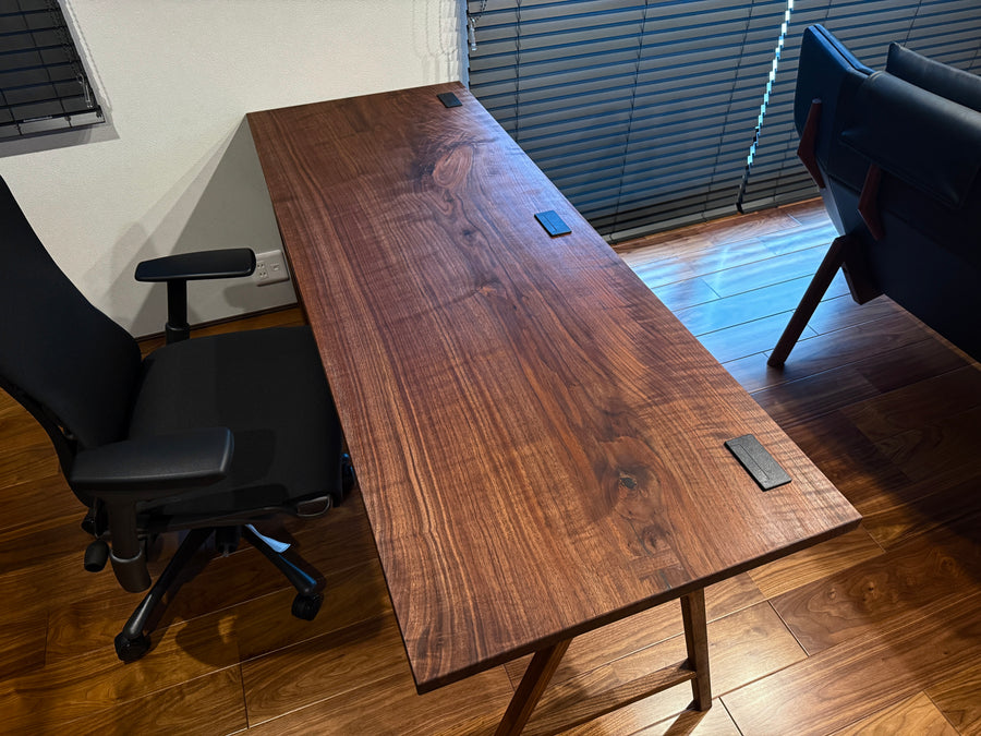 ウォールナット一枚板デスク。天板斜めから。オーダーメイド家具事例写真。