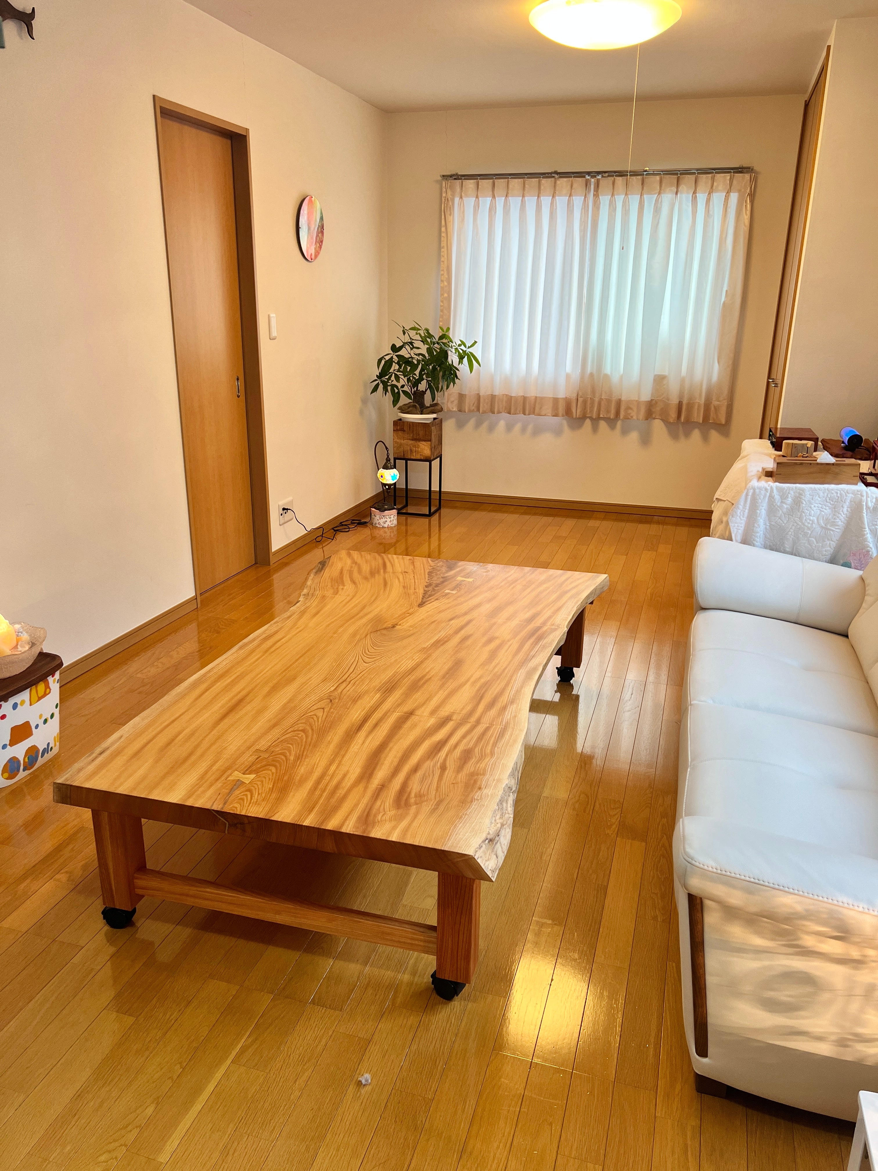 事例写真8。移動もかんたん。ケヤキ一枚板ローテーブル。