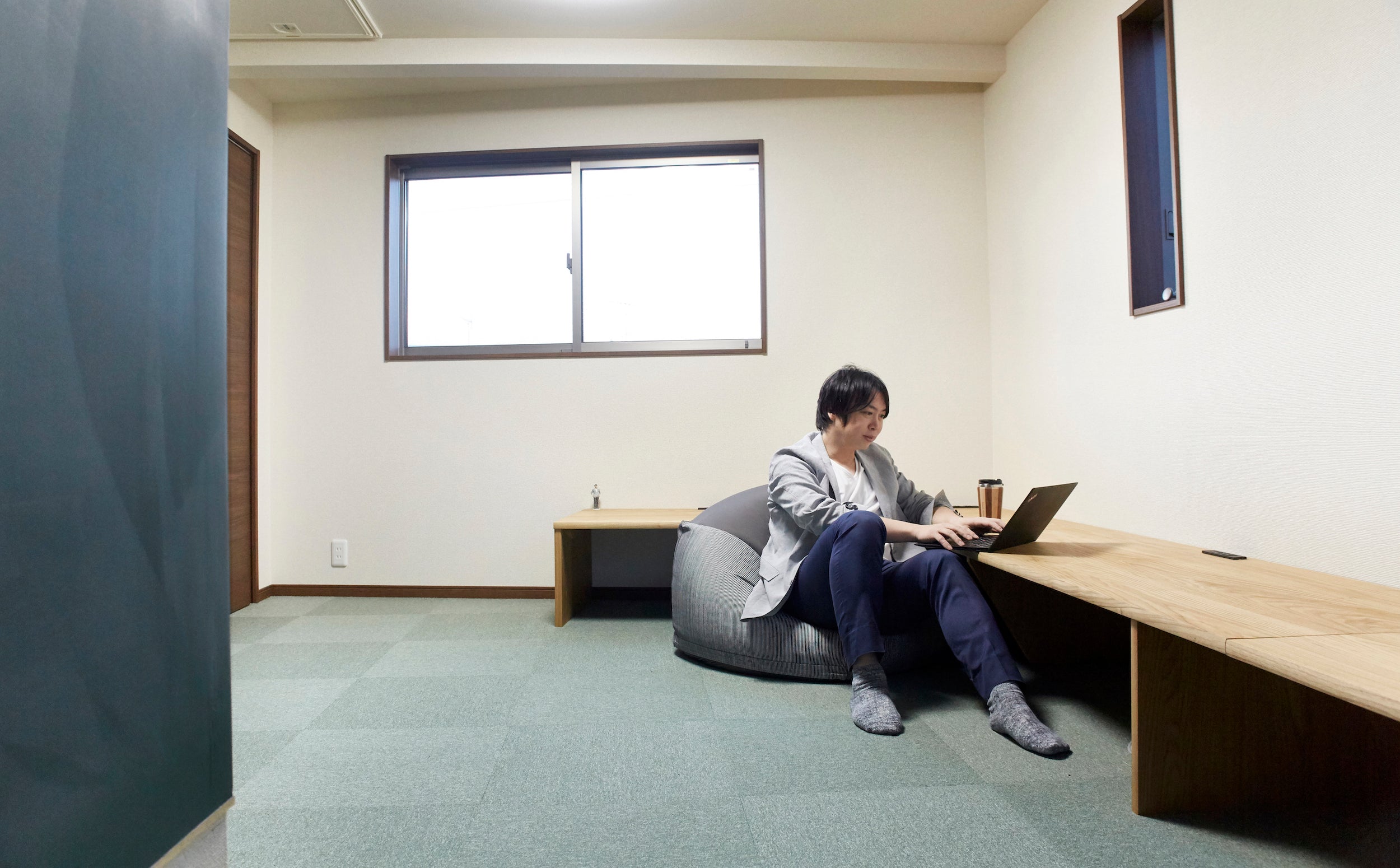 ローテーブル。クリ材。人あり。オーダーメイド家具事例写真。