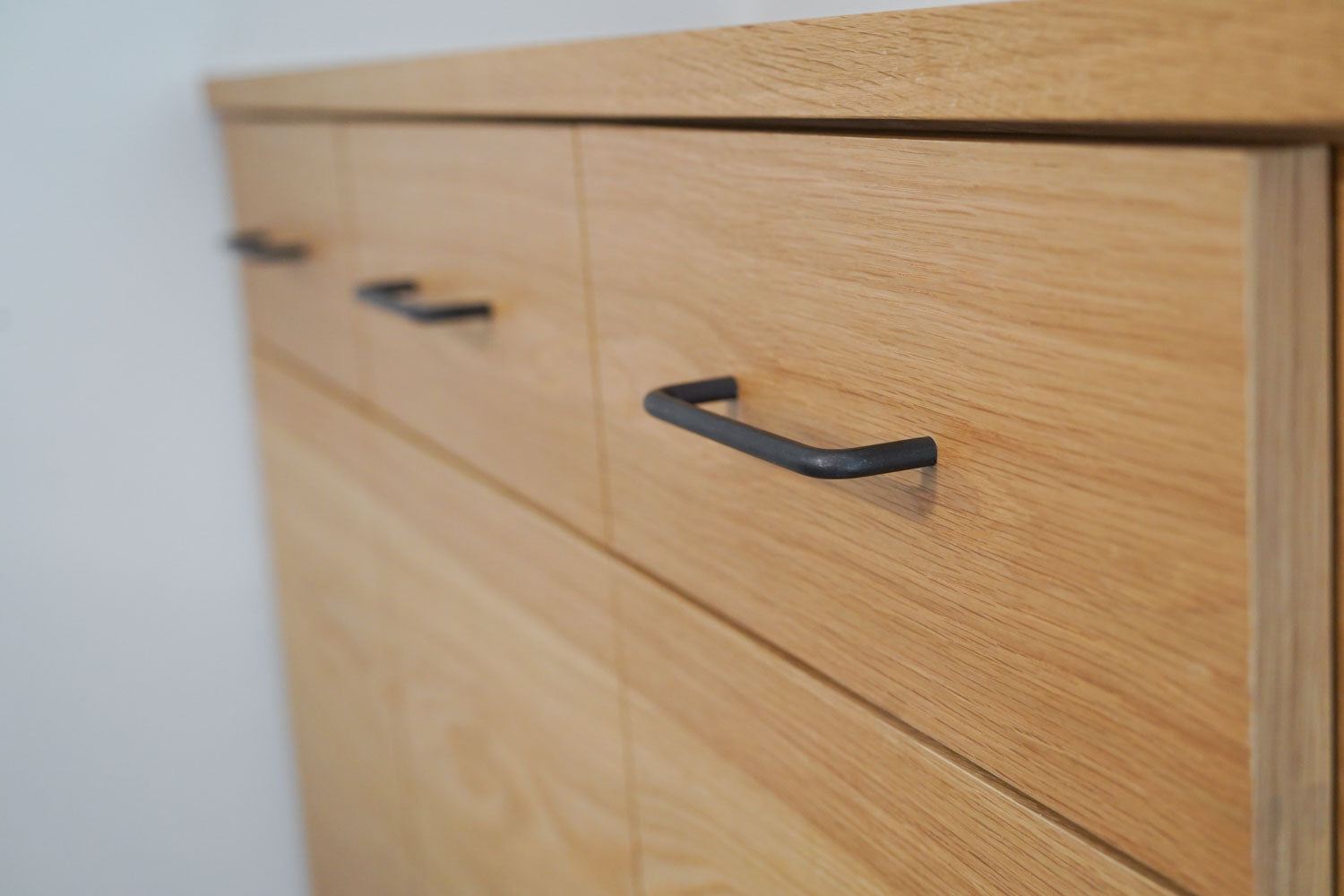 事例写真8。新居のキッチンにぴったり合わせたい。ナラ無垢材天板の食器棚。