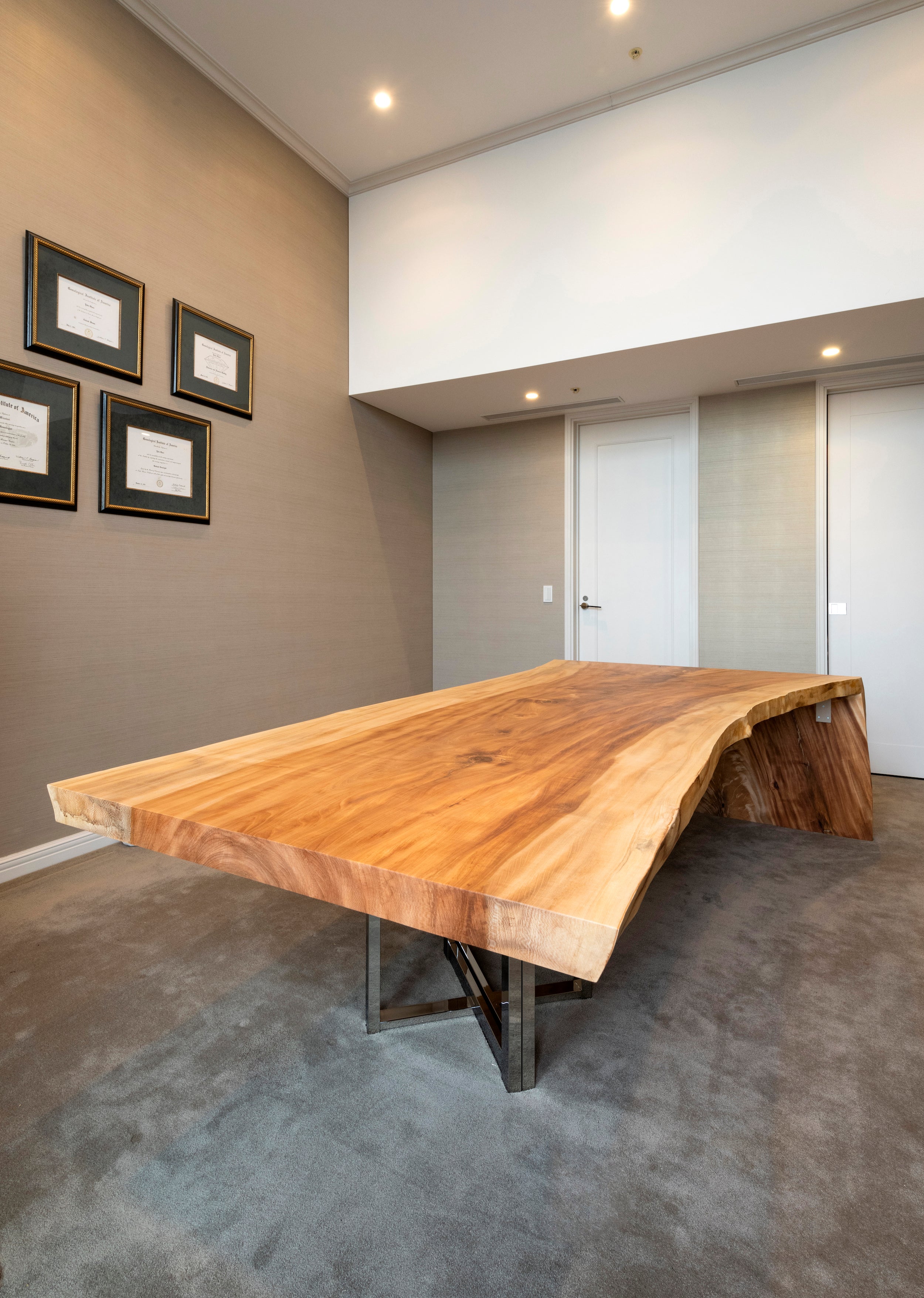 テーブル。トチ一枚板。繋がる脚。製作事例写真。