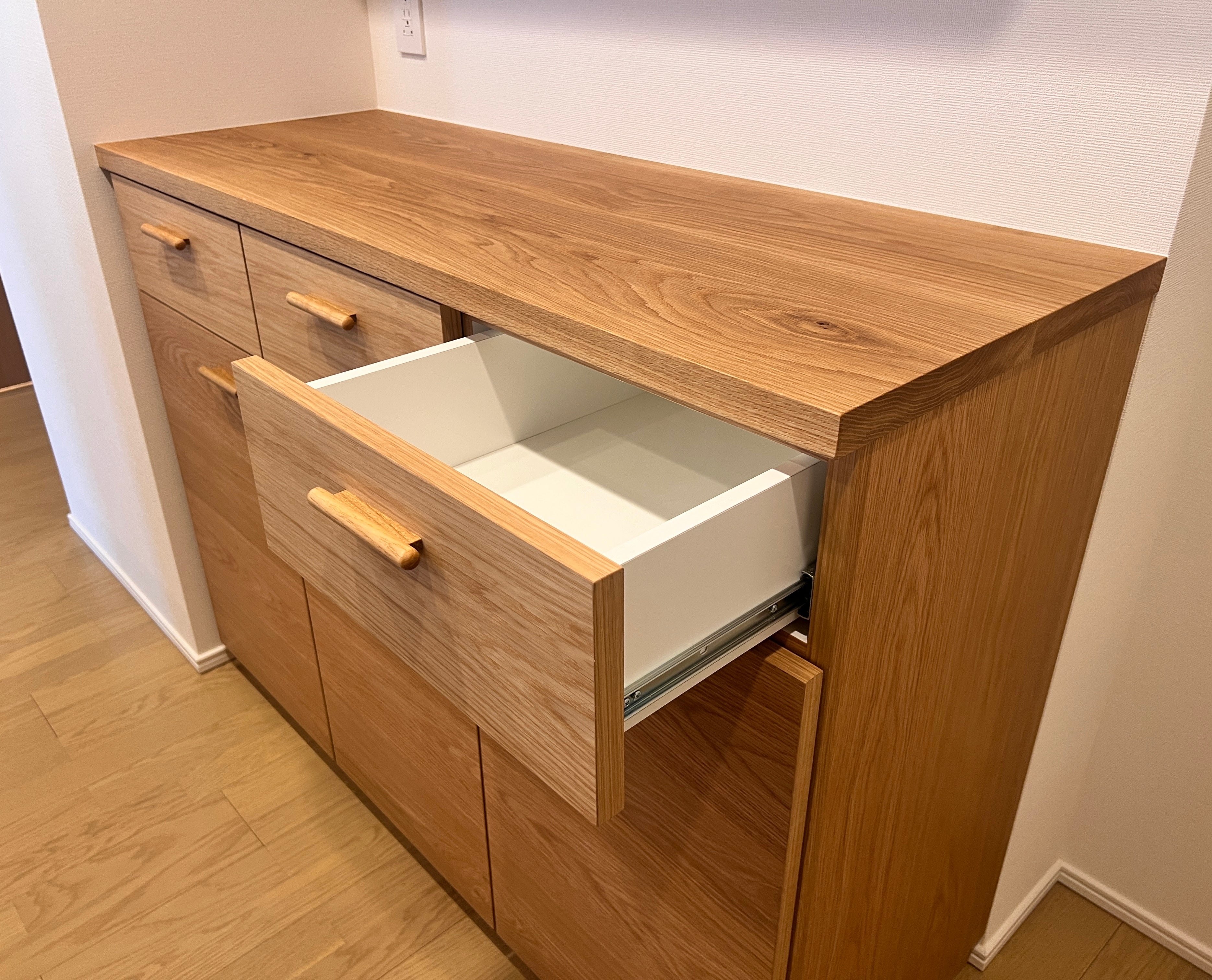 食器棚/カップボード。引き出し。ナラ無垢材。製作事例写真。
