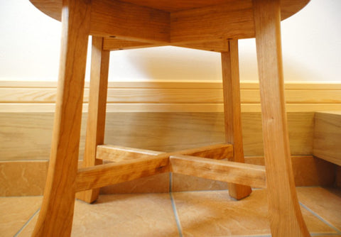 柔らかく、優しさが伝わる、チェリー材の玄関スツール