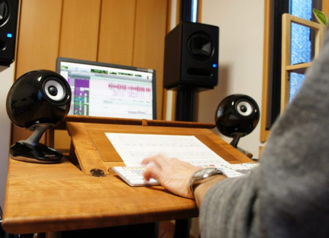 譜面台とデスクが一体となった、音楽制作専用デスク