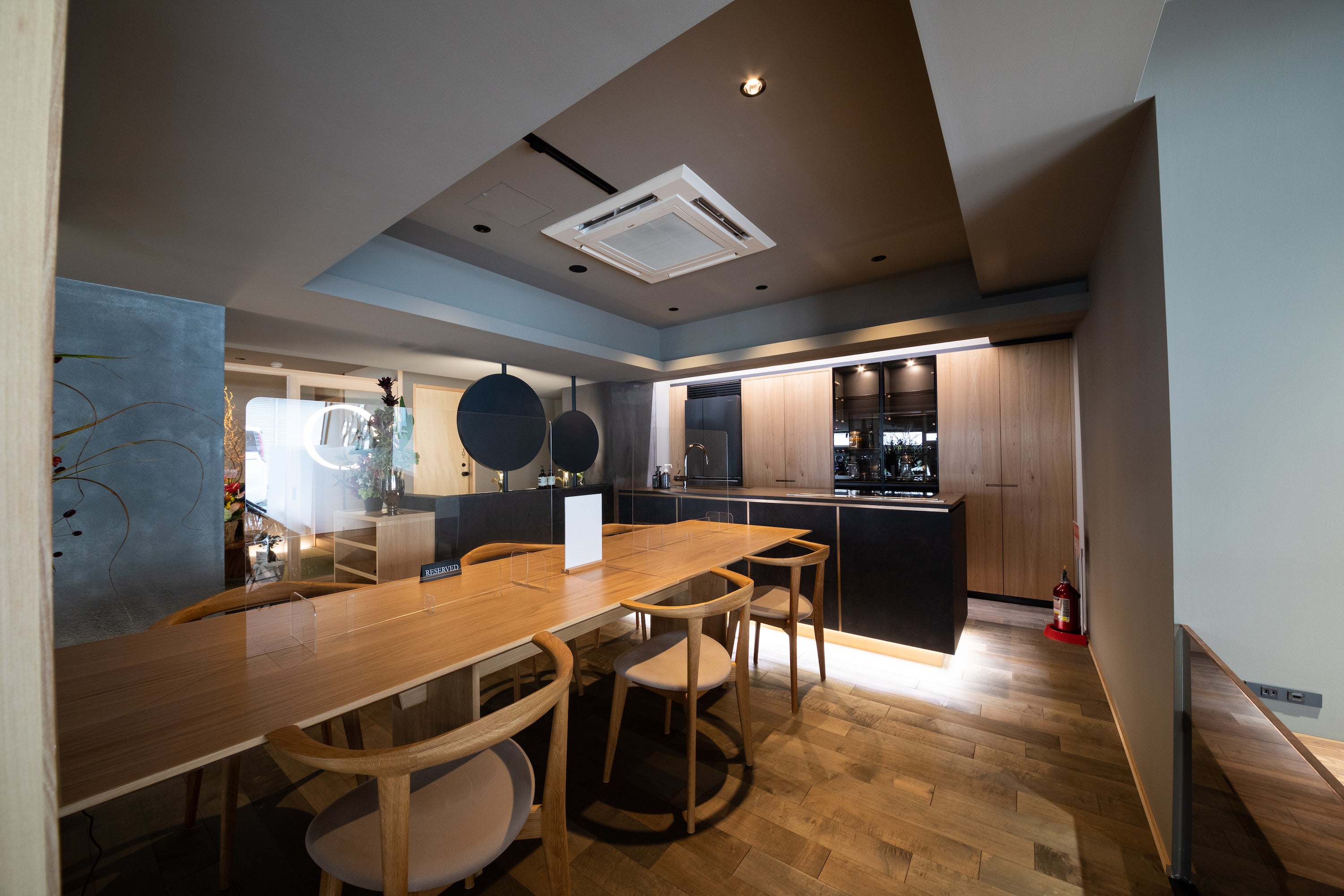 ダイニングテーブル。キッチン全景。オーク材。SEIRYU CAFE。事例写真。