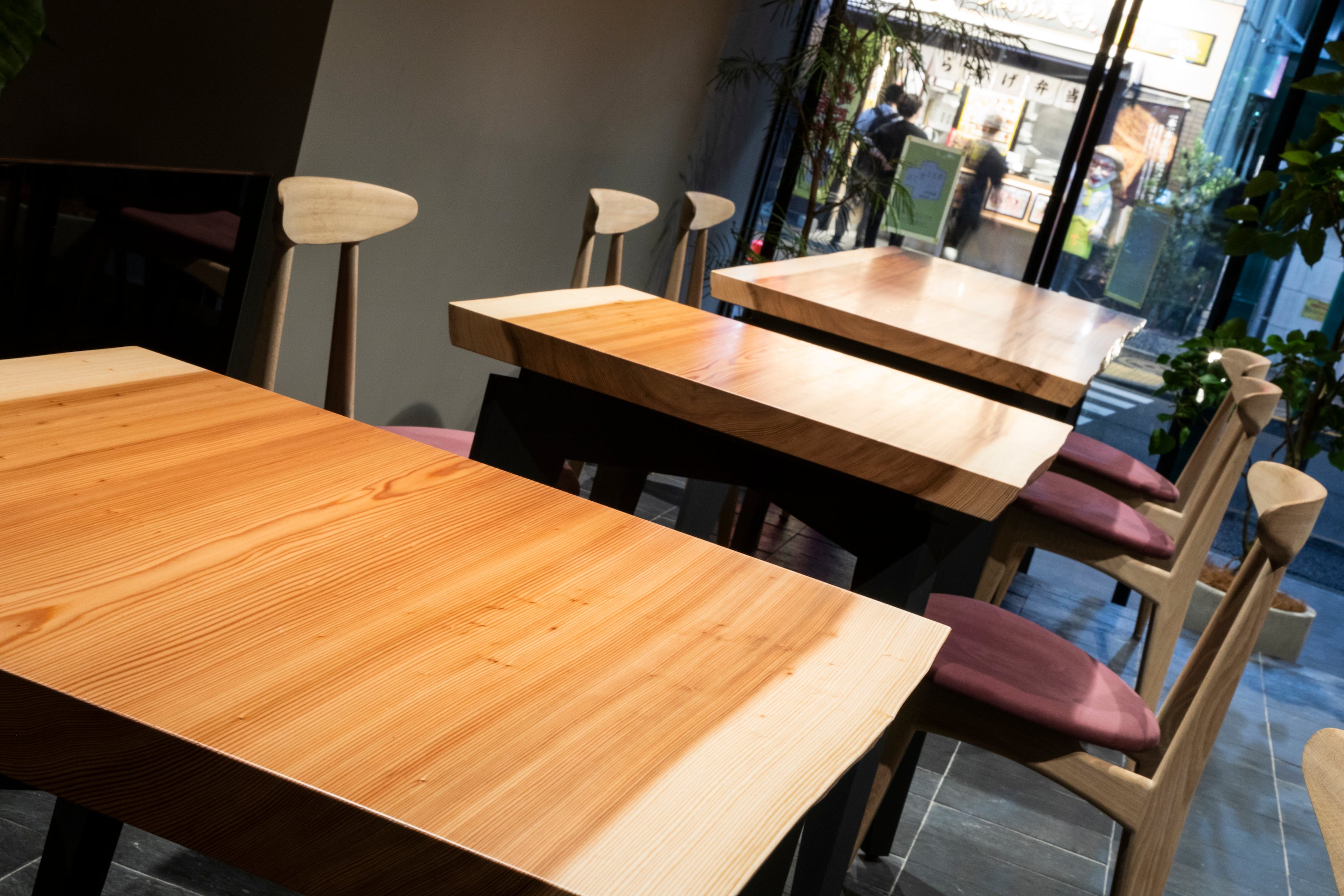 ダイニングテーブル。木目アップ。スギ一枚板。SEIRYU CAFE。事例写真。