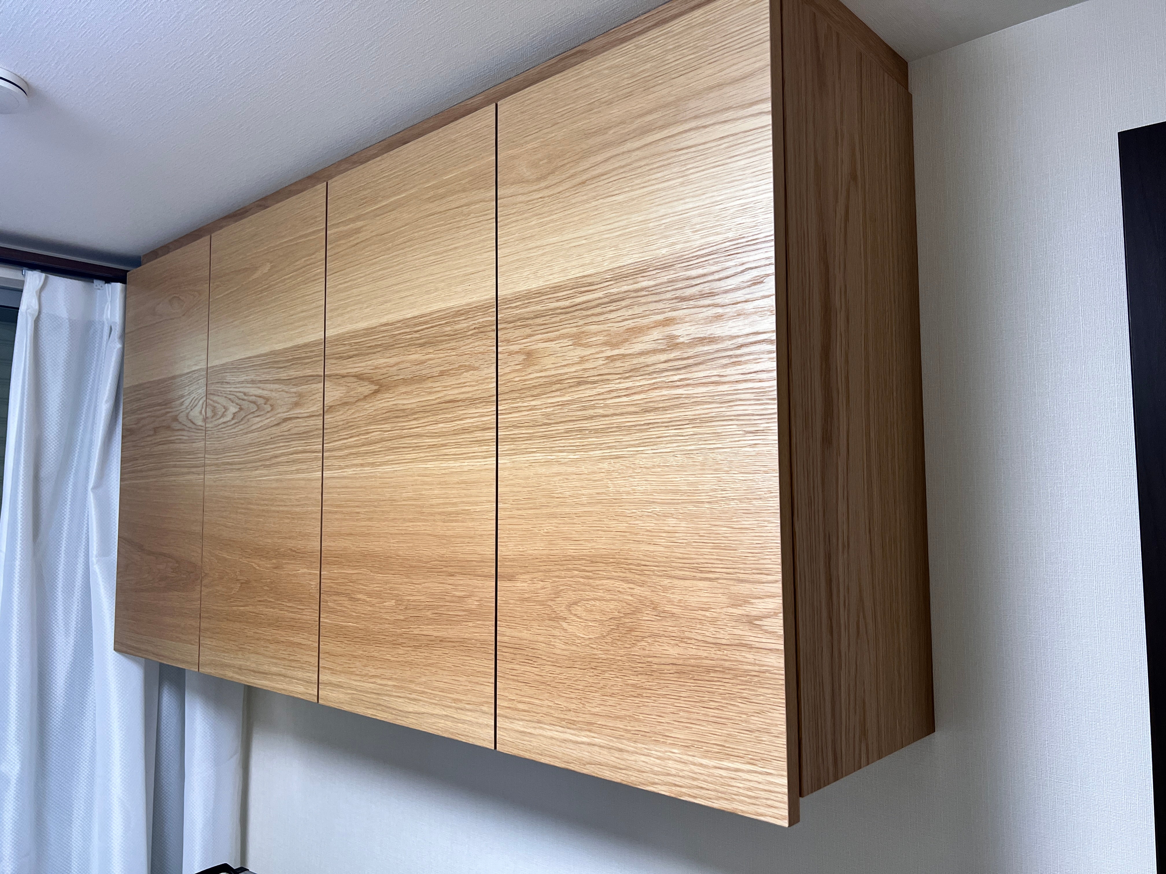 事例写真9。新居のキッチンにぴったり合わせたい。壁面収納。本棚。