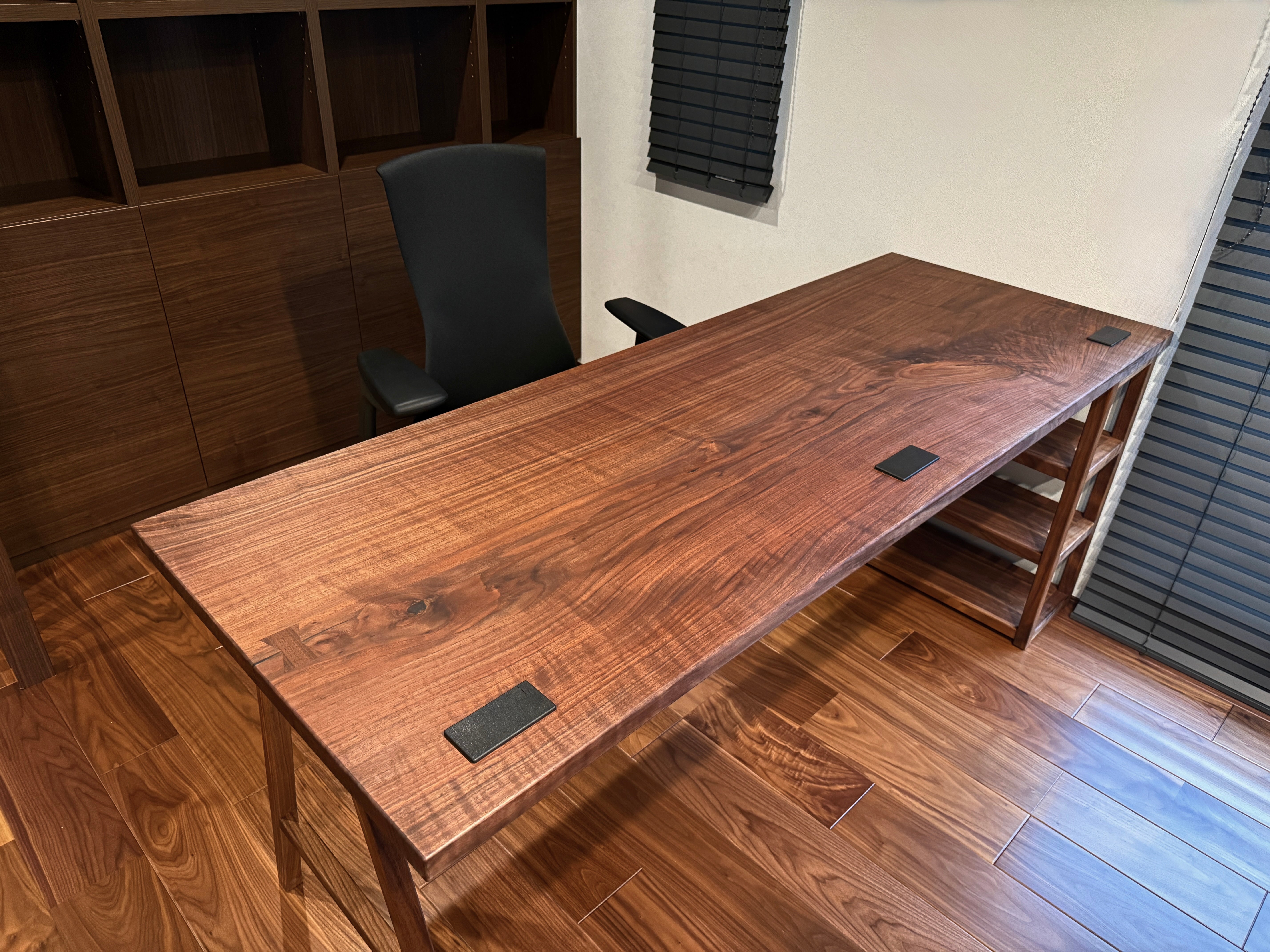 ウォールナット一枚板デスク。斜め上から。オーダーメイド家具事例写真。