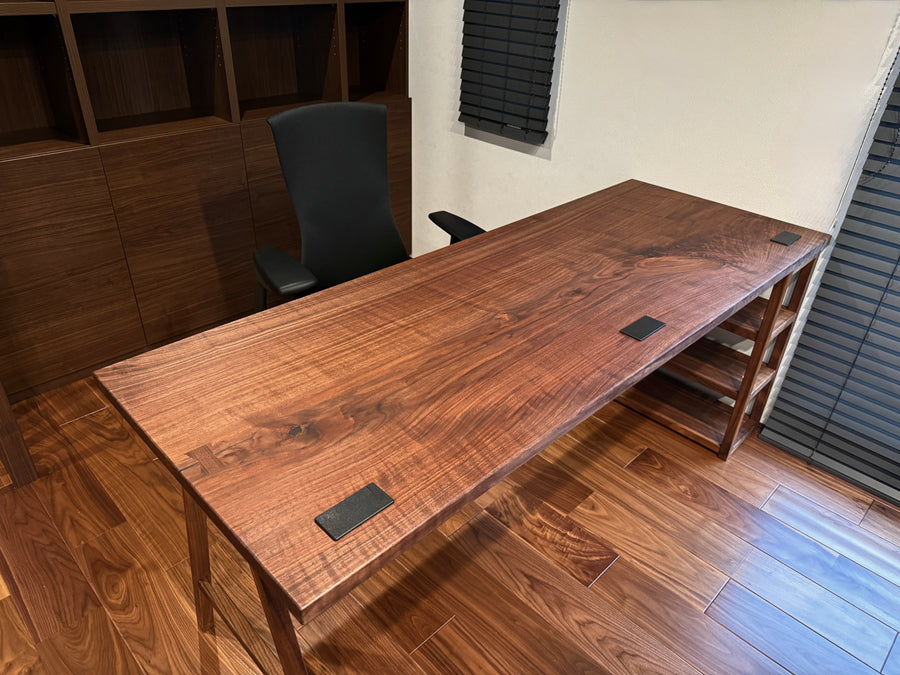 ウォールナット一枚板デスク。斜め上から。オーダーメイド家具事例写真。