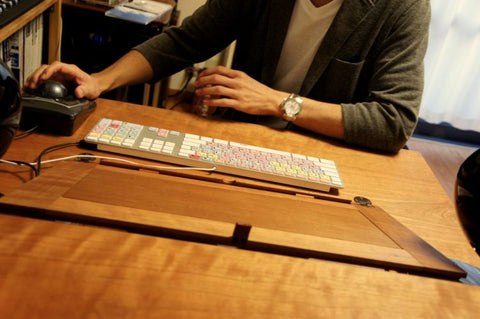 譜面台とデスクが一体となった、音楽制作専用デスク