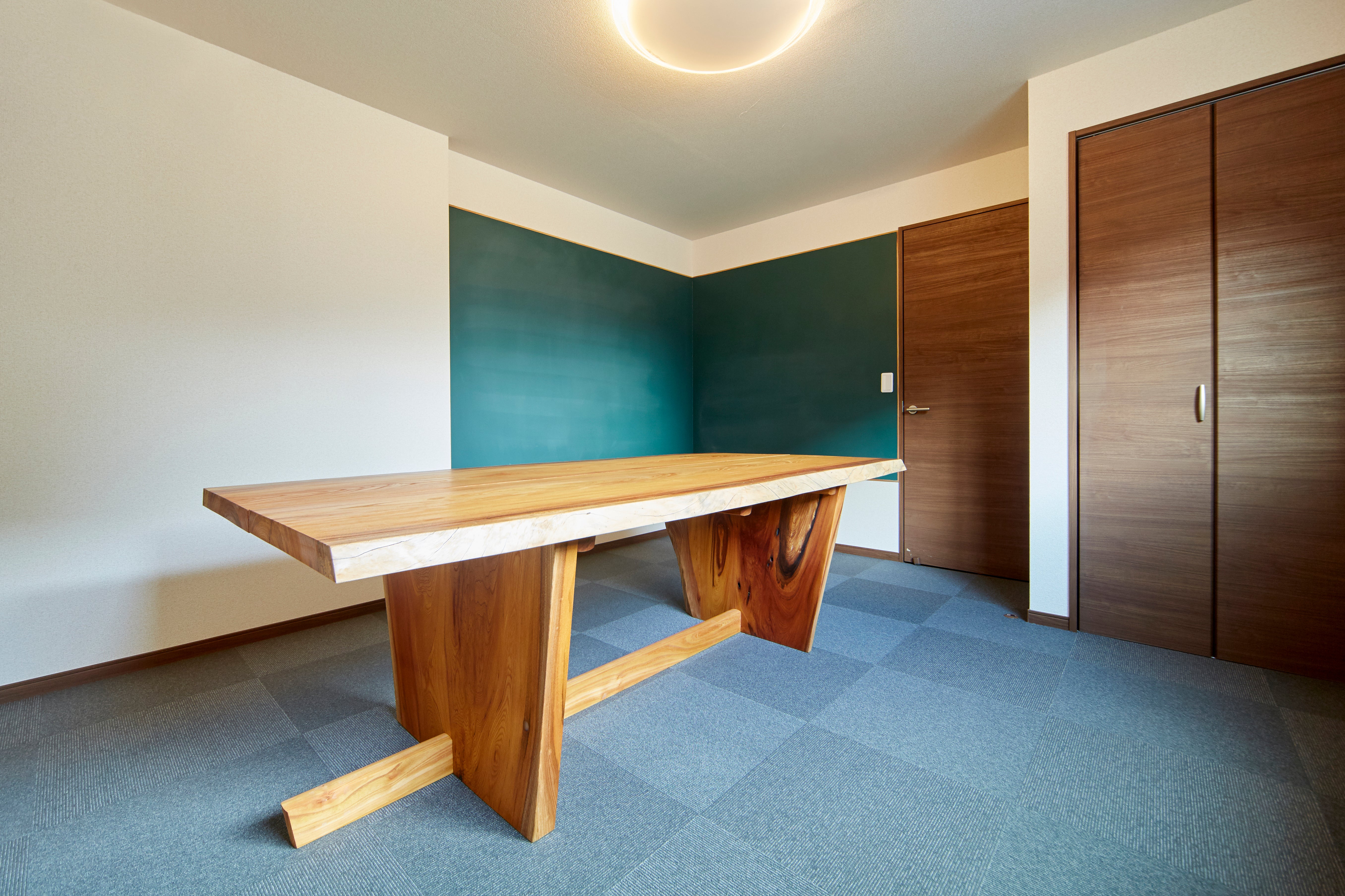 会議テーブル。ケヤキ一枚板。空間全体２。オーダーメイド家具事例写真。