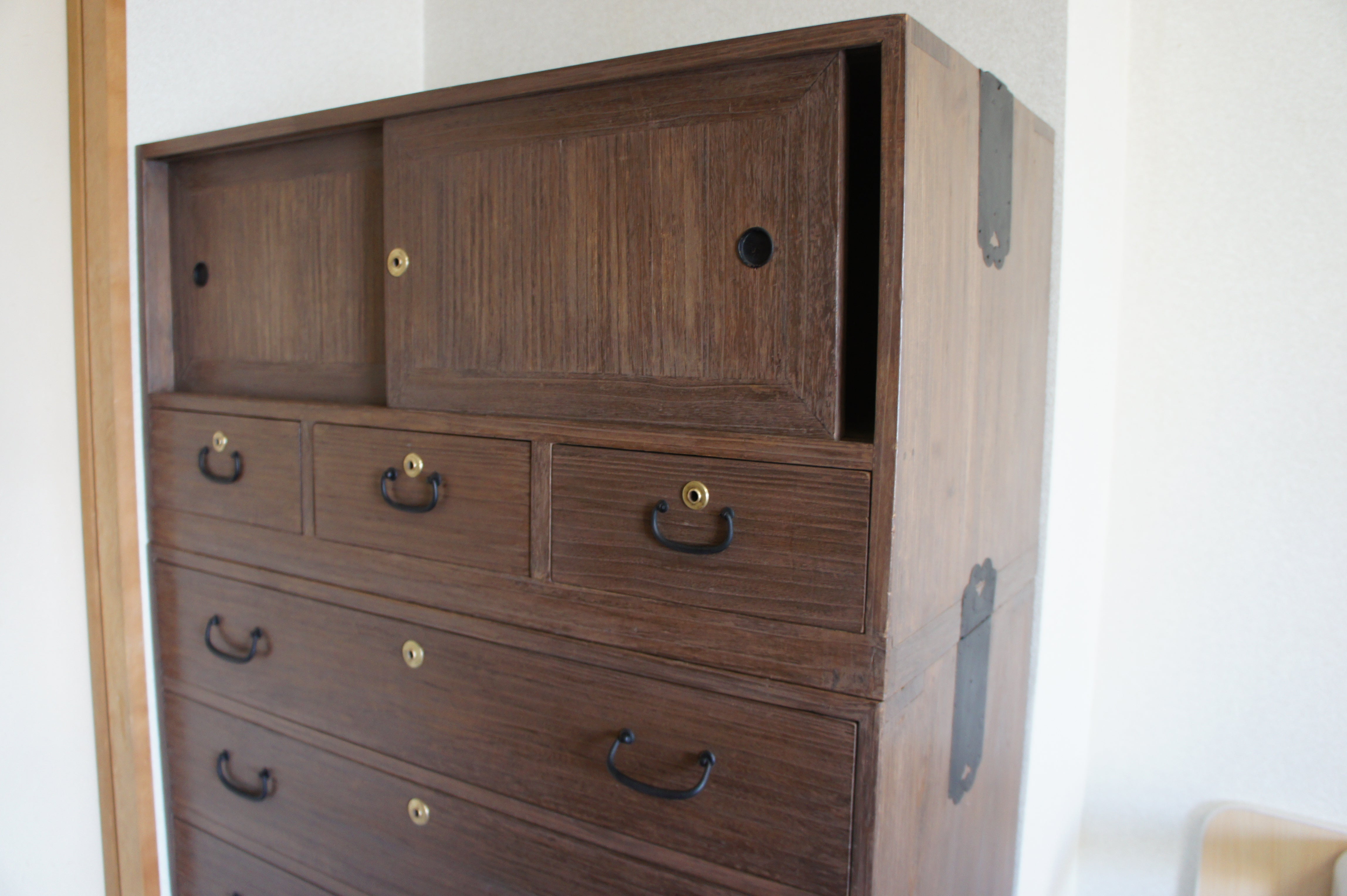 事例写真1。祖母から孫へ、さらにその孫まで使い継ぐ。桐たんす修理。