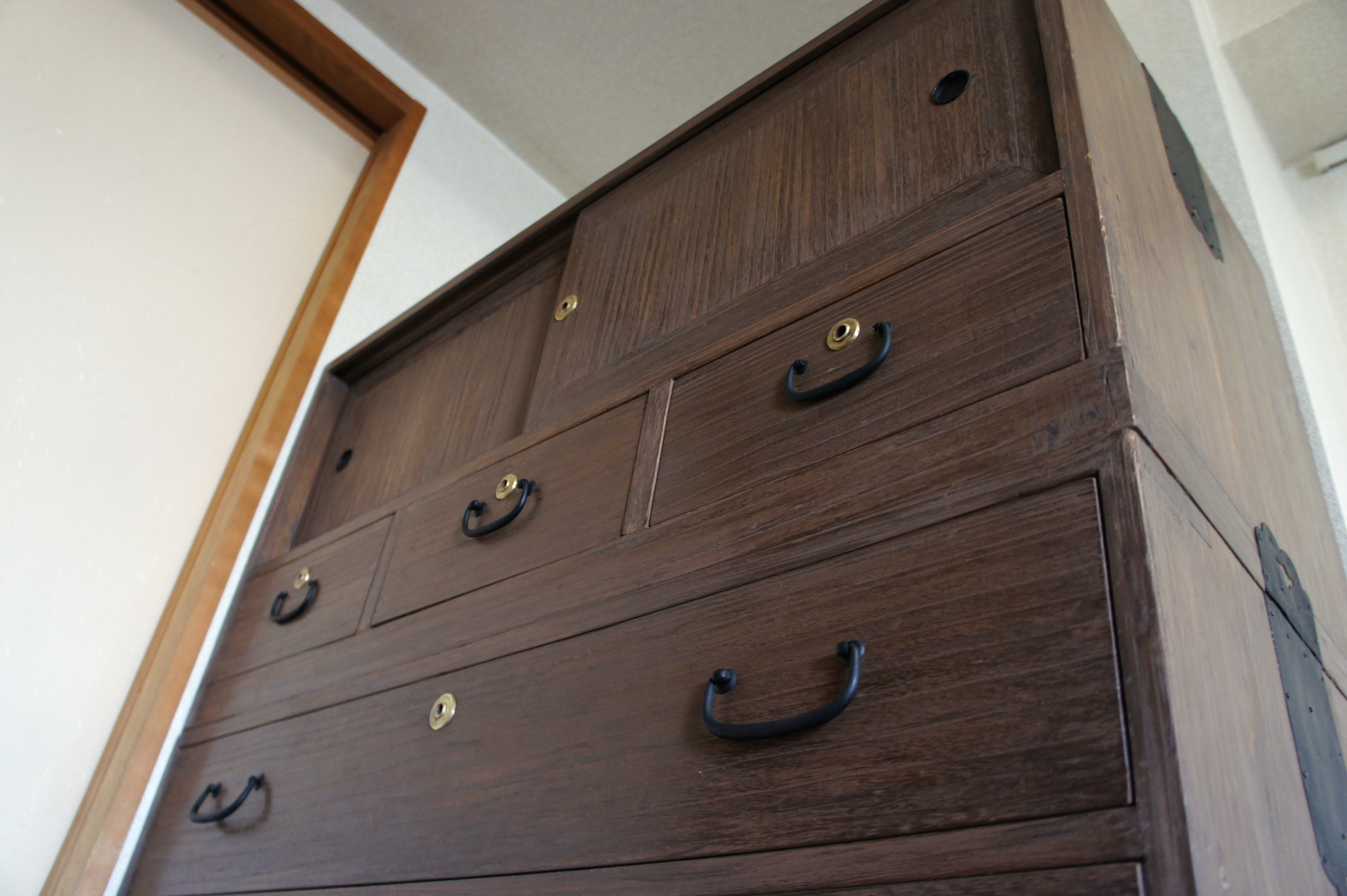 事例写真2。祖母から孫へ、さらにその孫まで使い継ぐ。桐たんす修理。