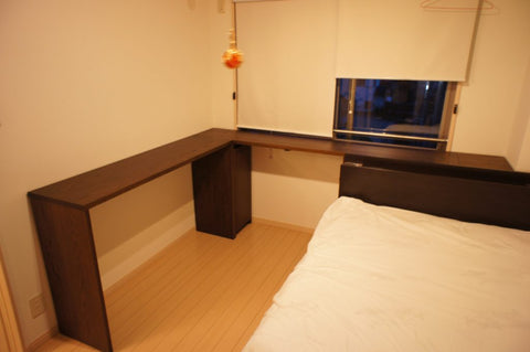 総幅4.2mの広々天板＆大量収納を備えたシステムデスク