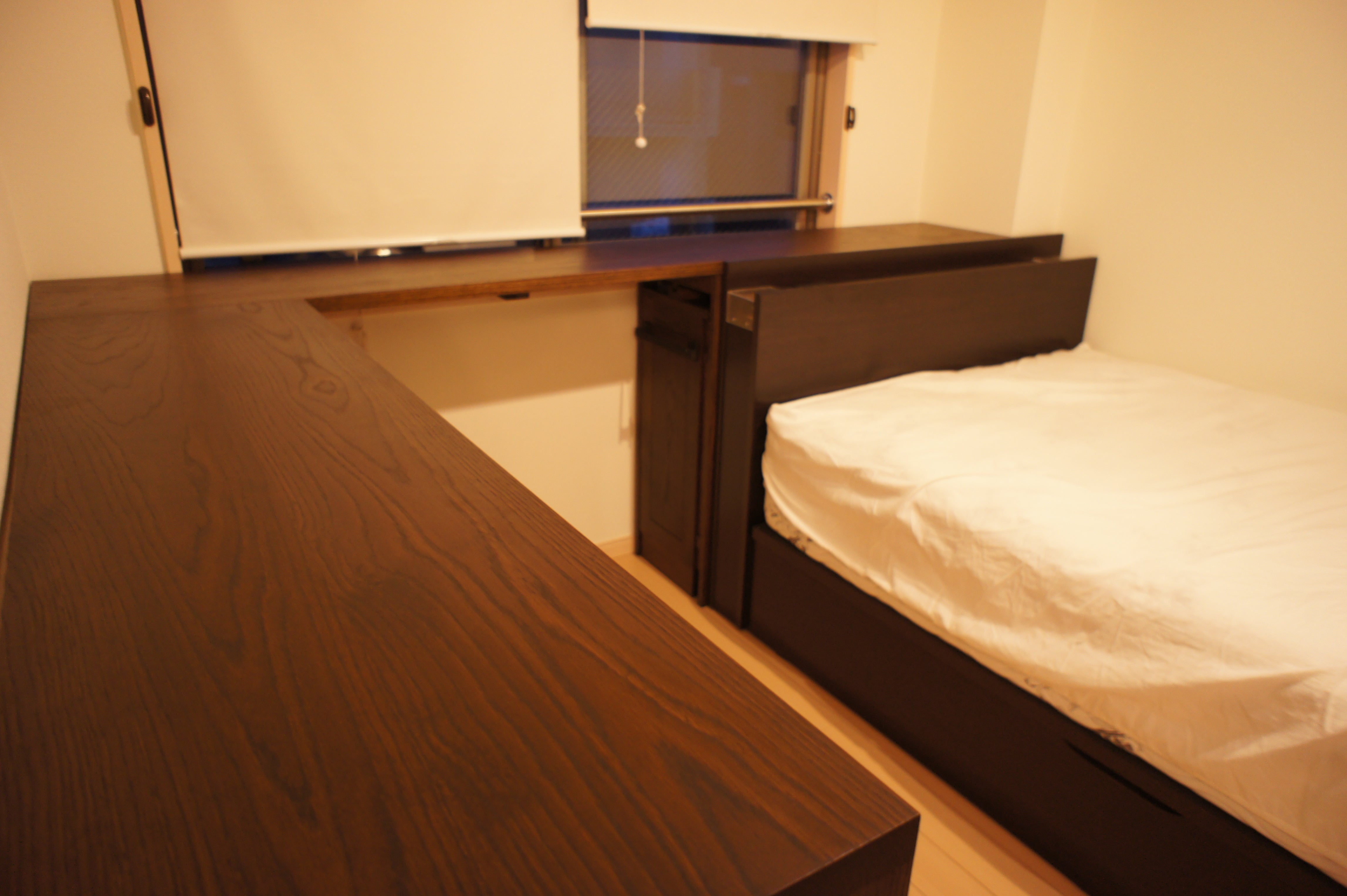 総幅4.2mの広々天板＆大量収納を備えたシステムデスク