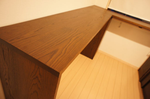 総幅4.2mの広々天板＆大量収納を備えたシステムデスク