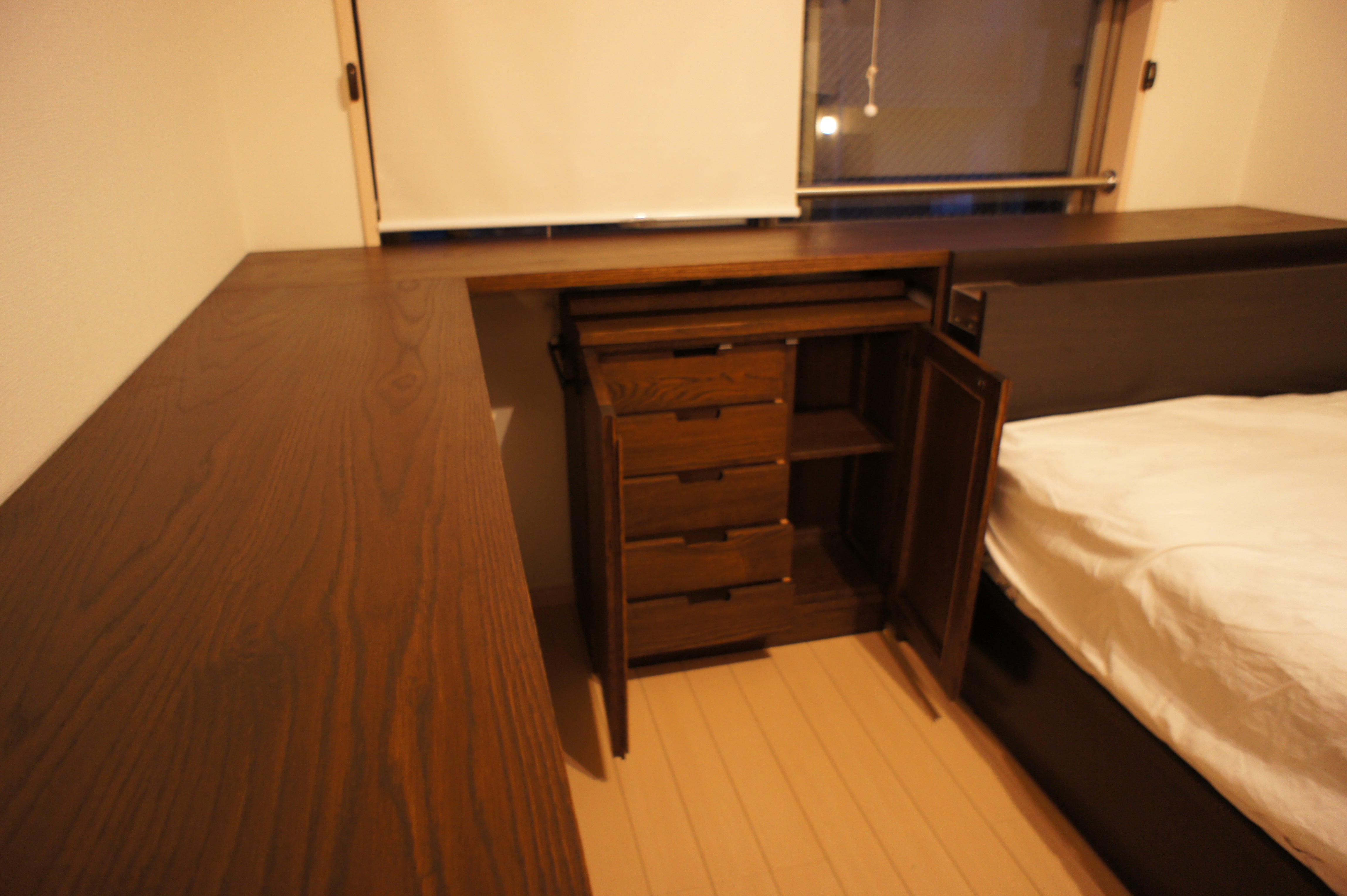 総幅4.2mの広々天板＆大量収納を備えたシステムデスク