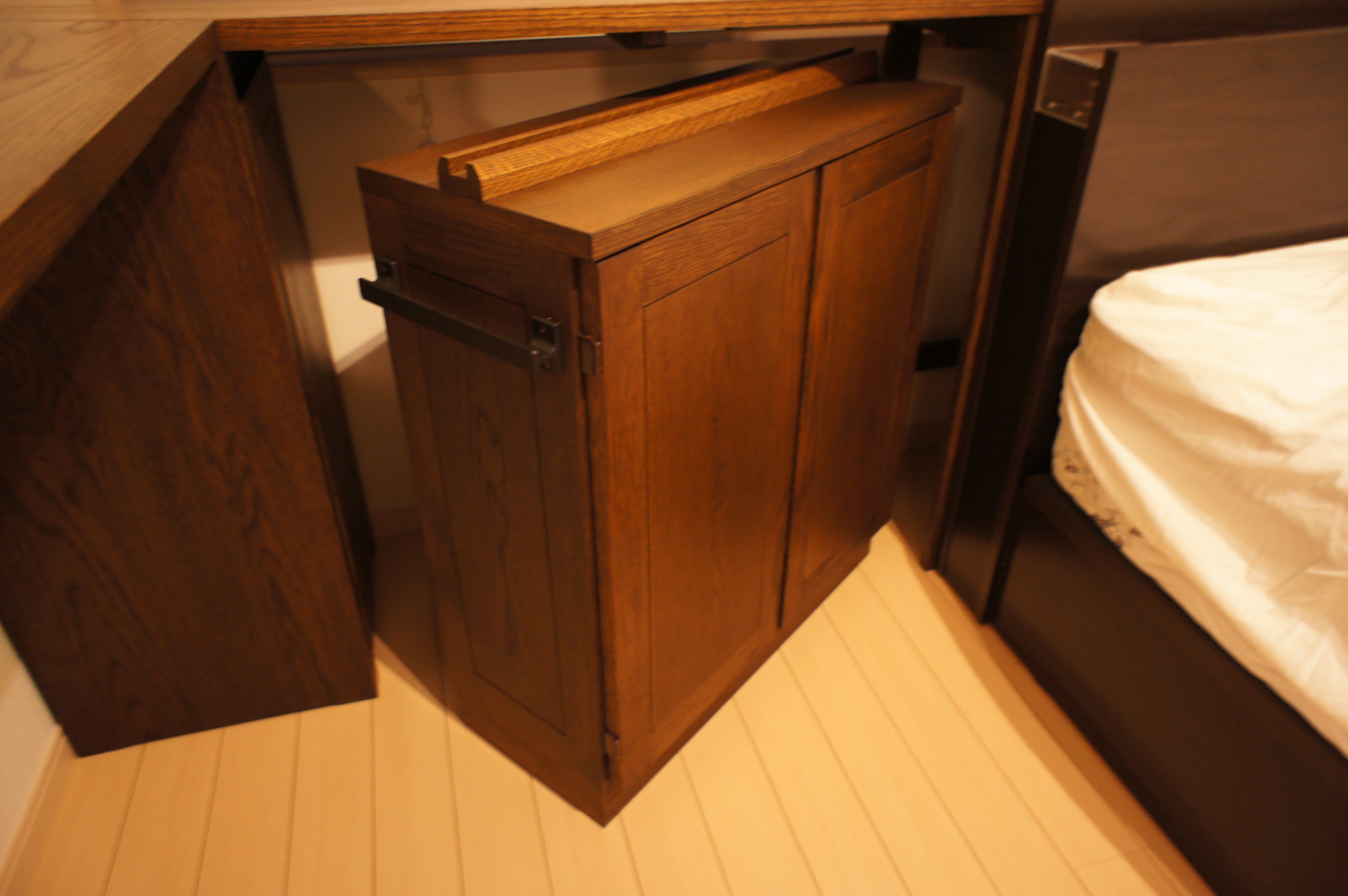 総幅4.2mの広々天板＆大量収納を備えたシステムデスク