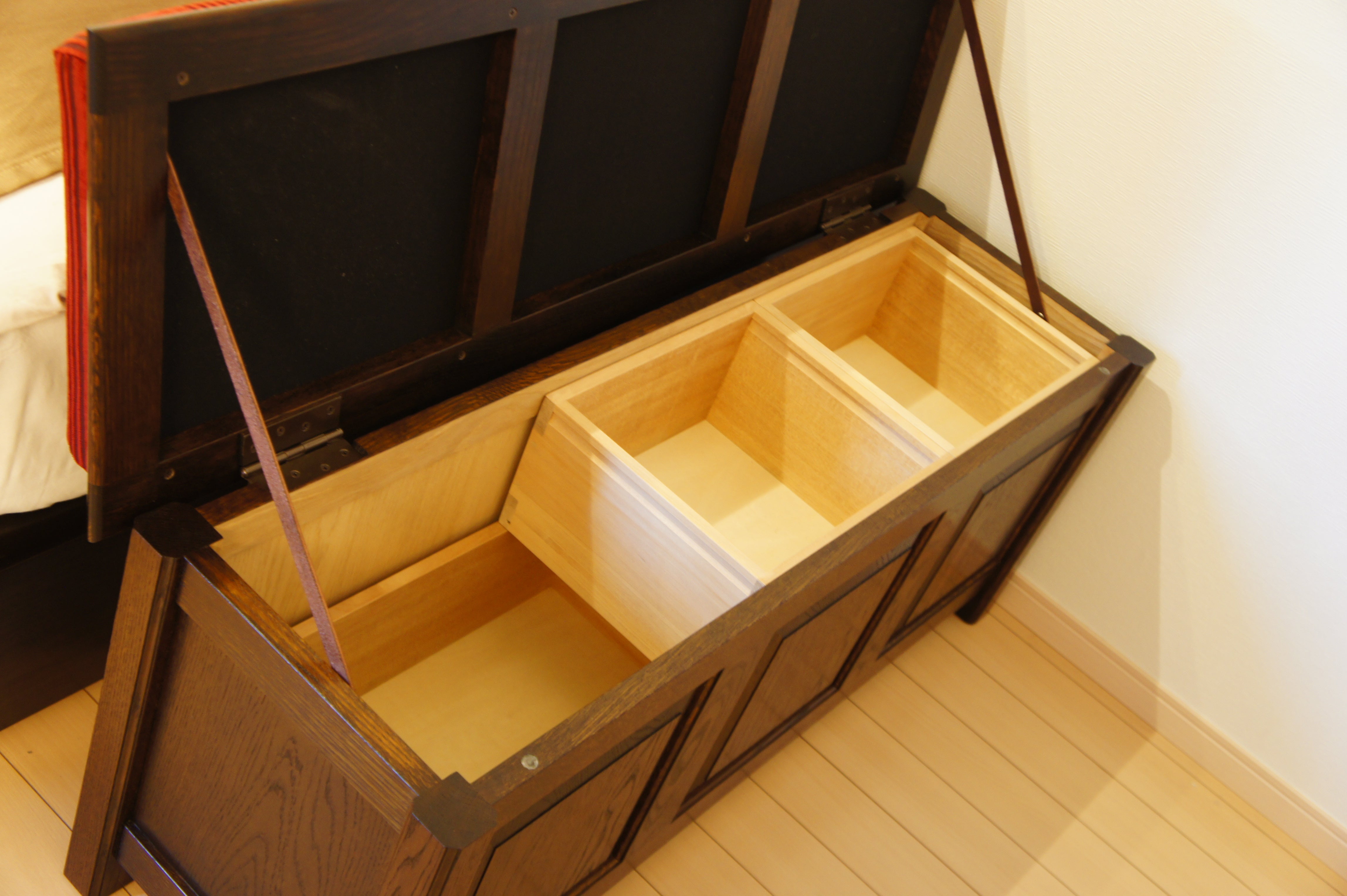 高級ホテル仕様のアンティーク調ベッドフットベンチ