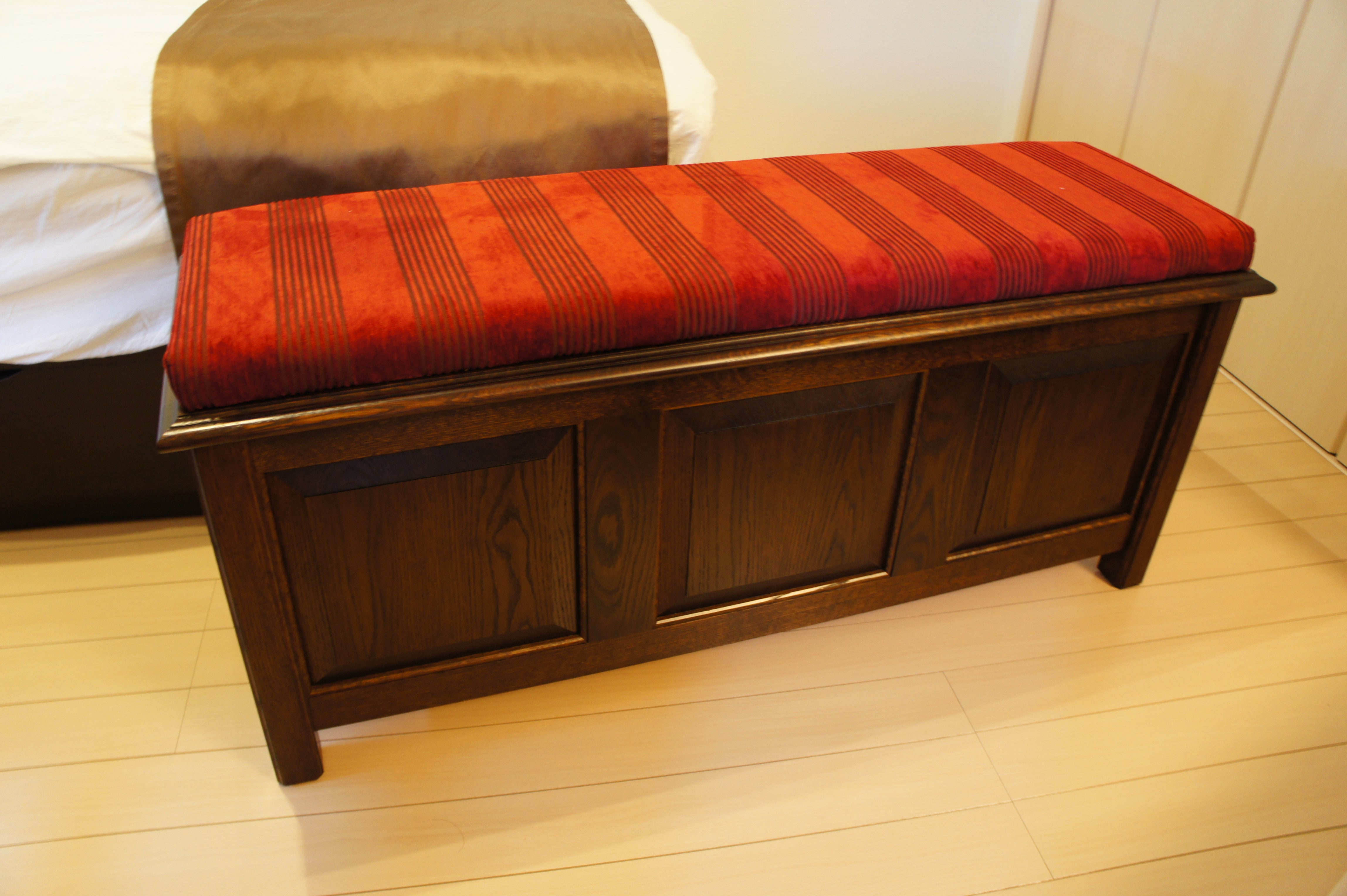 高級ホテル仕様のアンティーク調ベッドフットベンチ