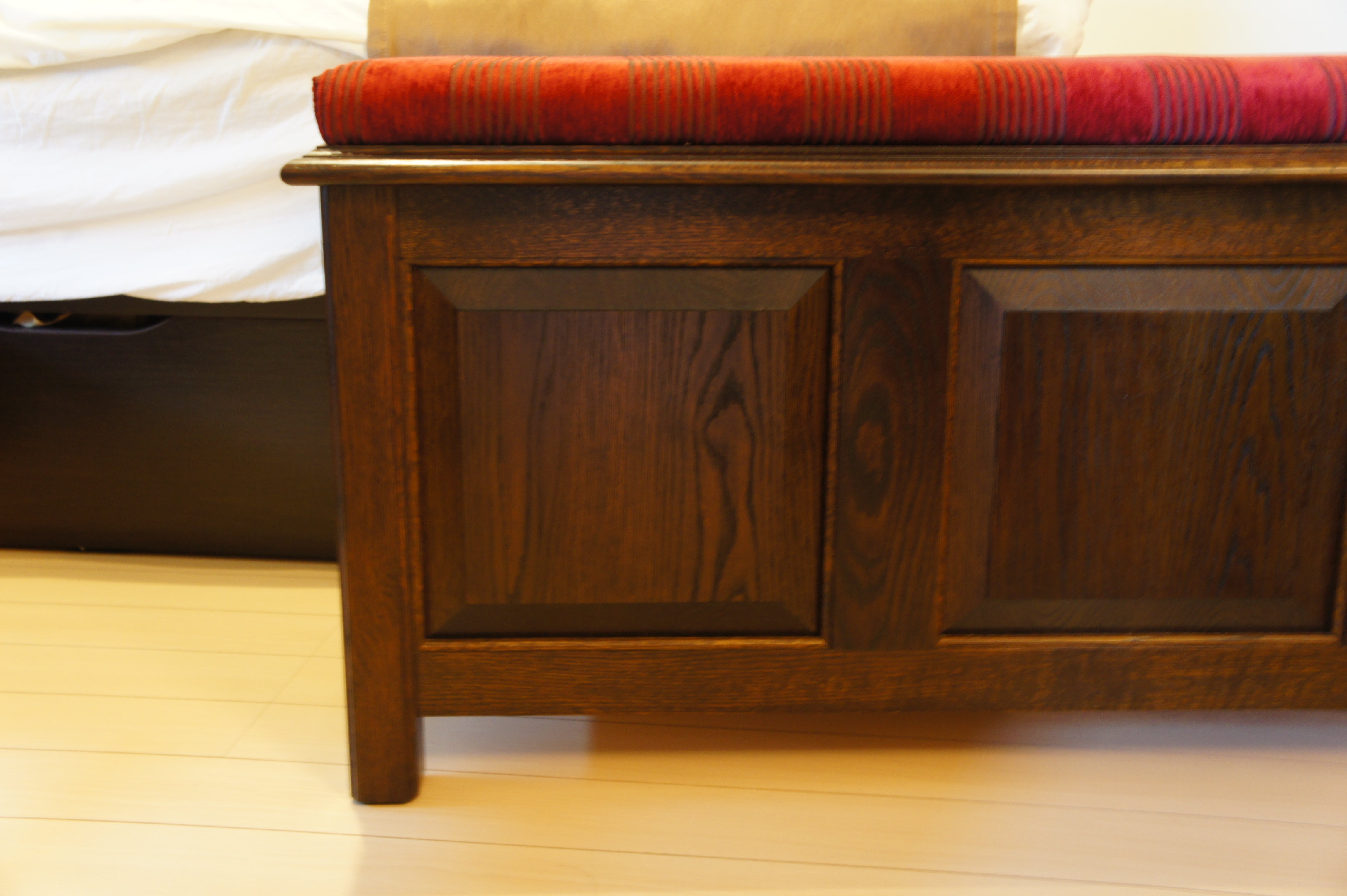 高級ホテル仕様のアンティーク調ベッドフットベンチ