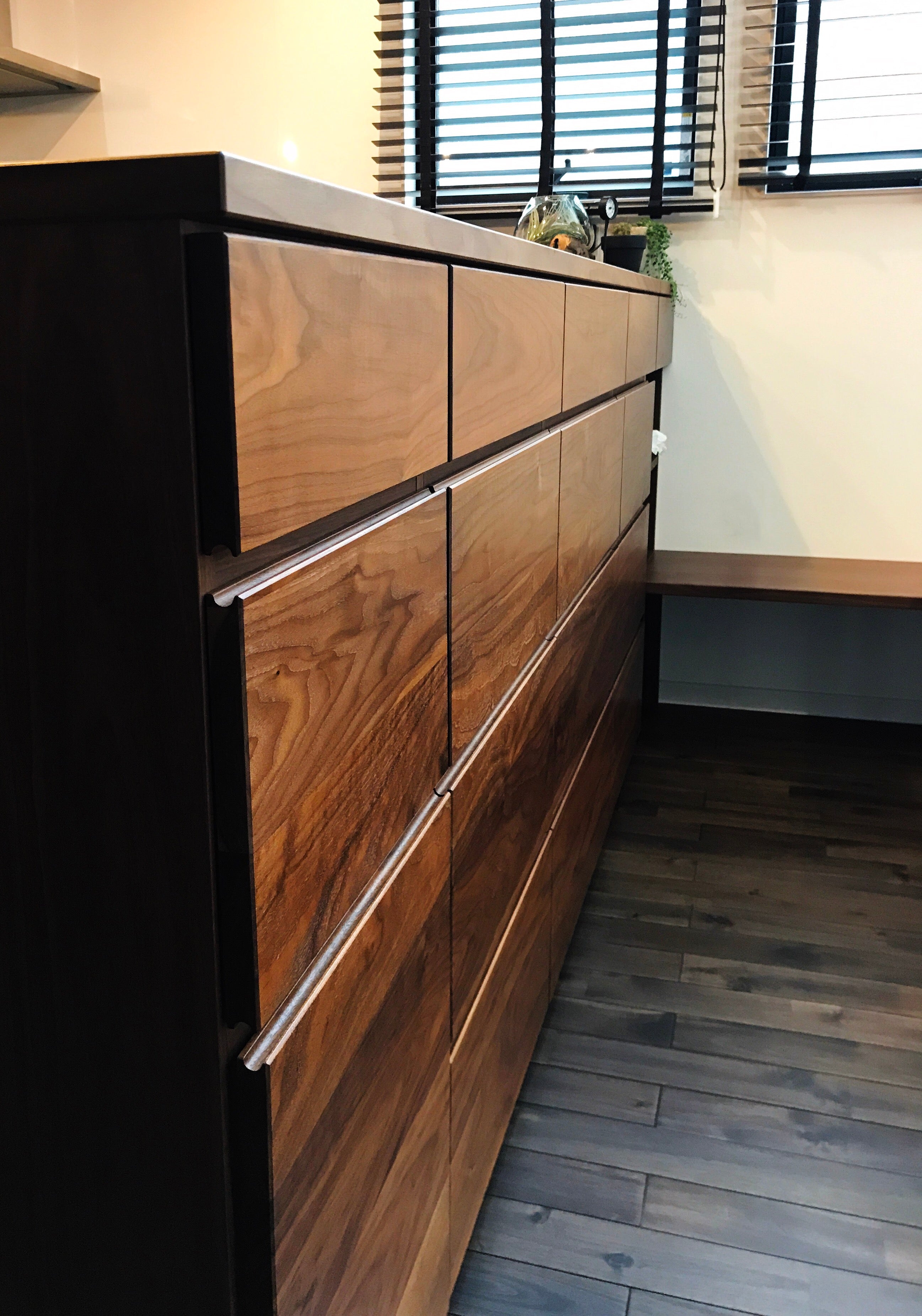 カウンター背面収納。縦長前板アップ。ウォールナット無垢材。製作事例写真。