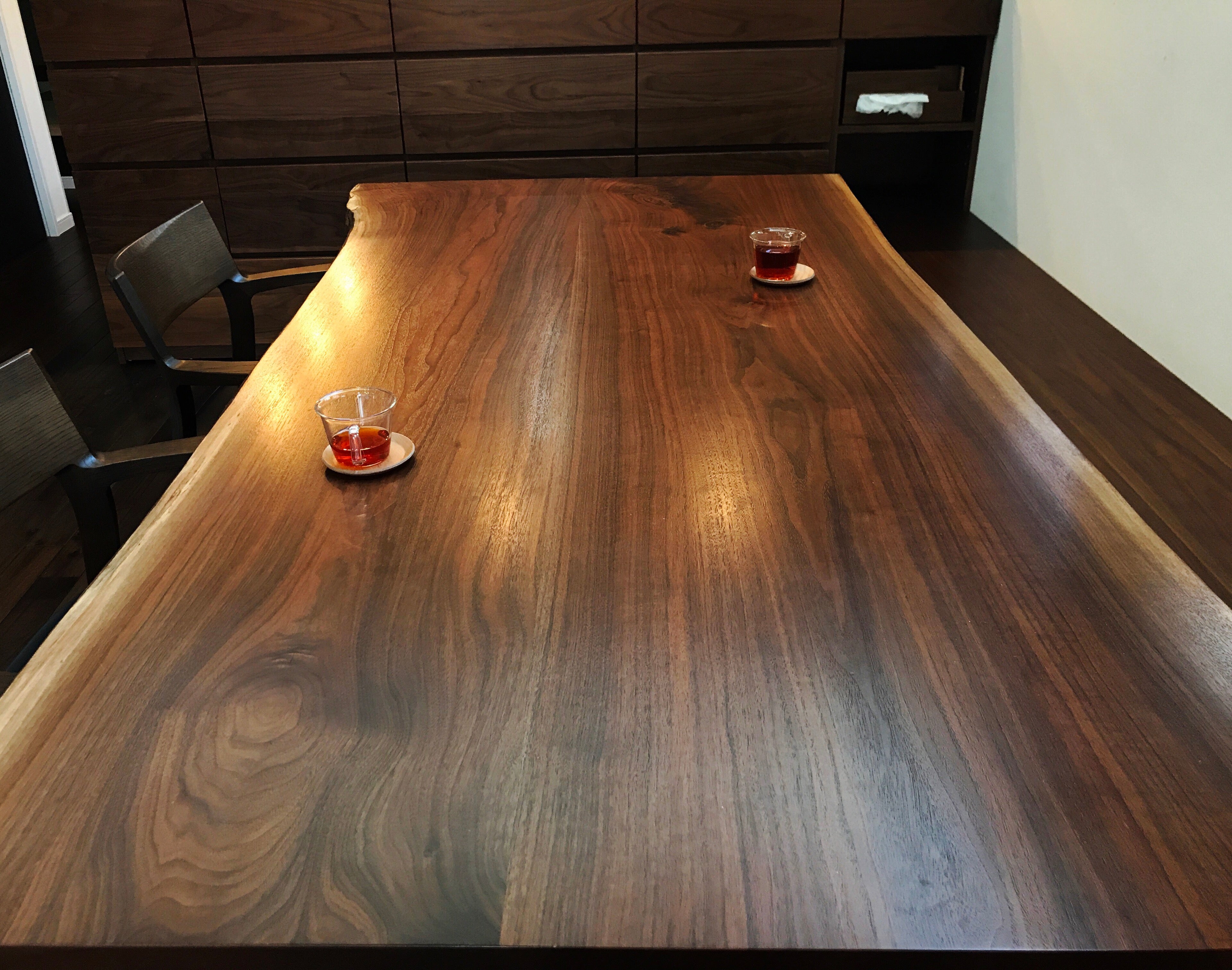 ダイニングテーブル。木目アップ。ウォールナット一枚板。ウォールナット無垢材。製作事例写真。