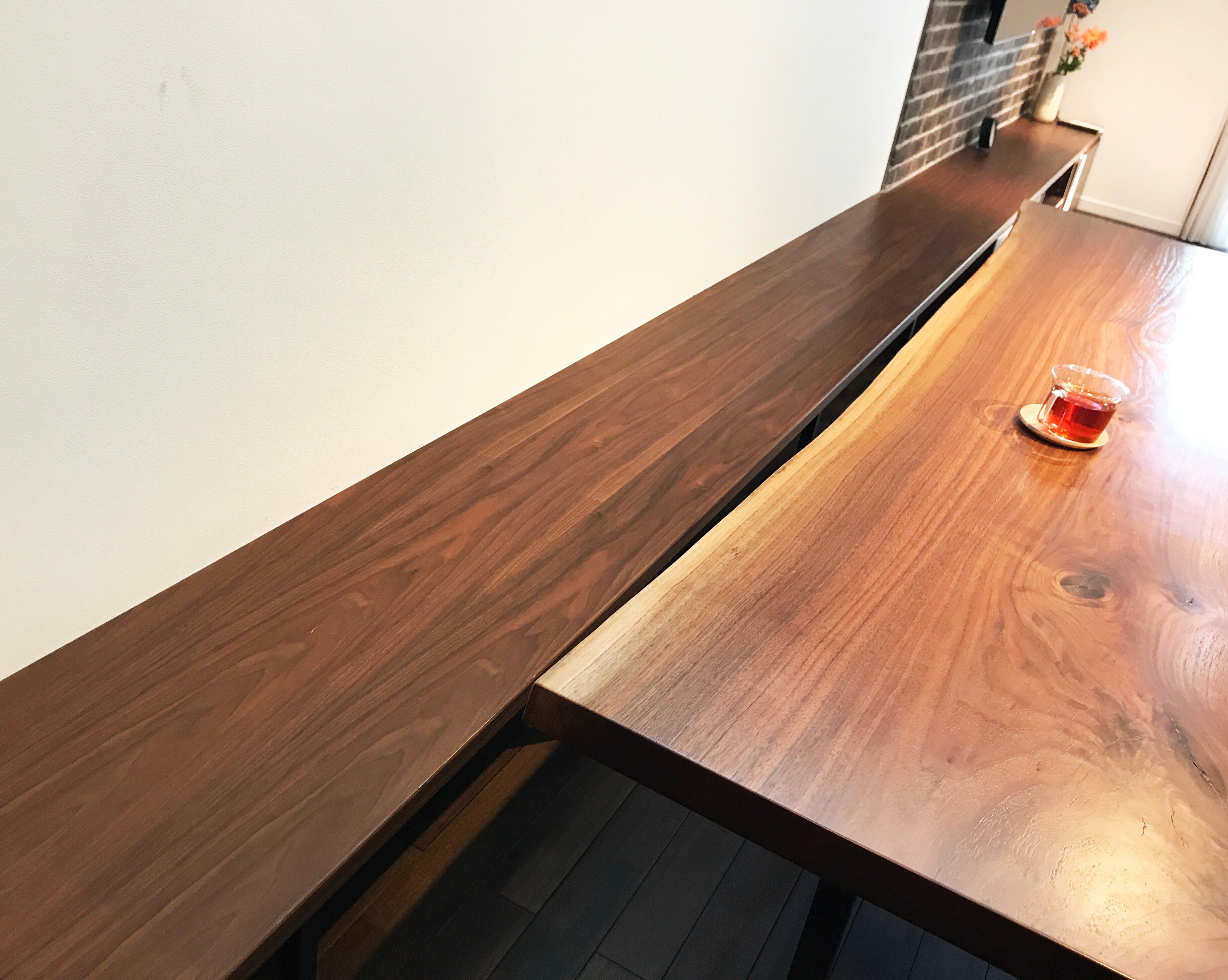 ベンチ。TVボード。テーブルと合わせた写真。ウォールナット無垢材。製作事例写真。