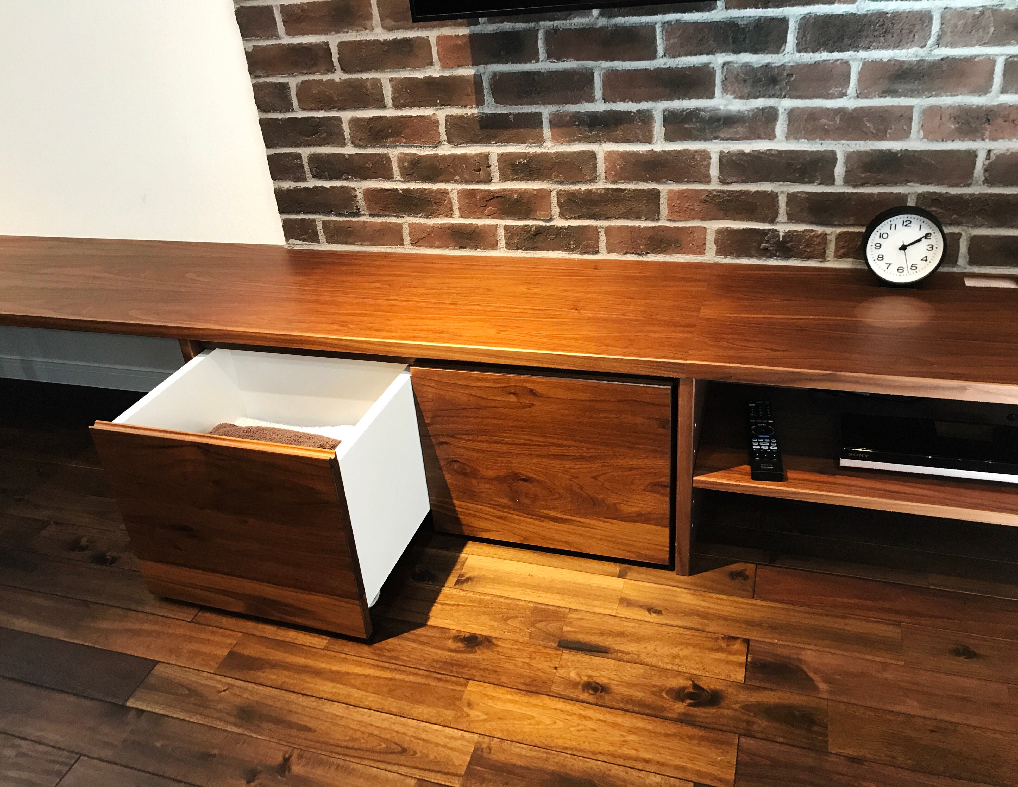 ベンチ。TVボード。引き出しを開ける。ウォールナット無垢材。製作事例写真。