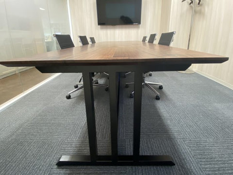 天秤モチーフ、ウォールナット材の会議室大テーブル