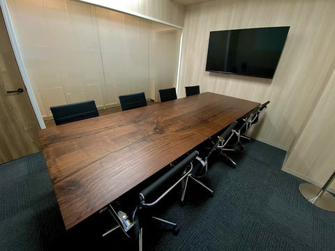 天秤モチーフ、ウォールナット材の会議室大テーブル