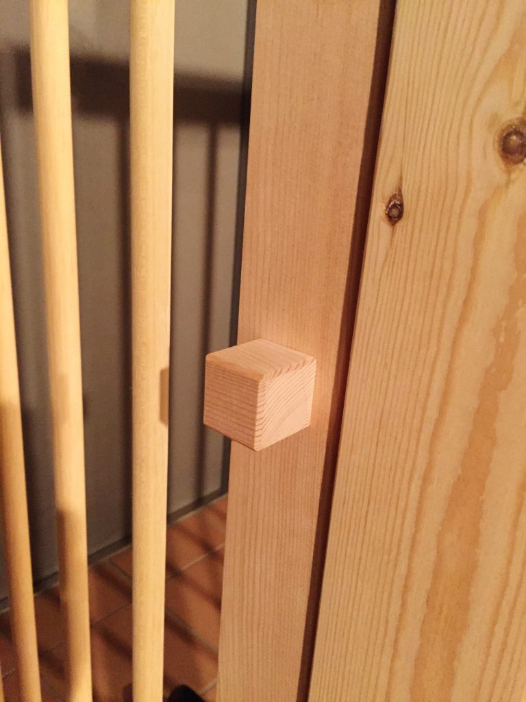 猫と人が安心して暮らせる、玄関用のねこ脱走防止用柵