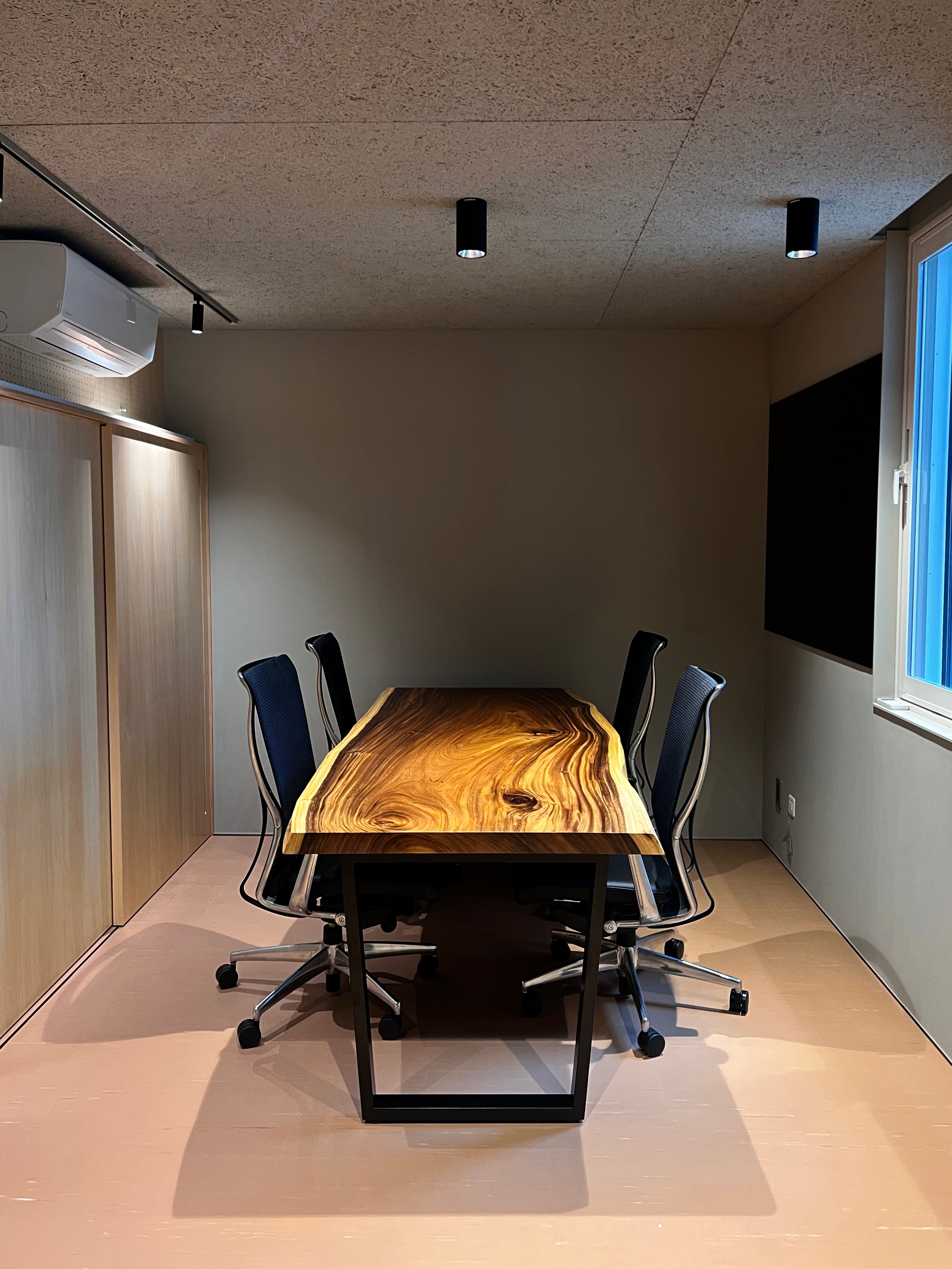 デスク。横からの全景。モンキーポッド一枚板。事例写真。