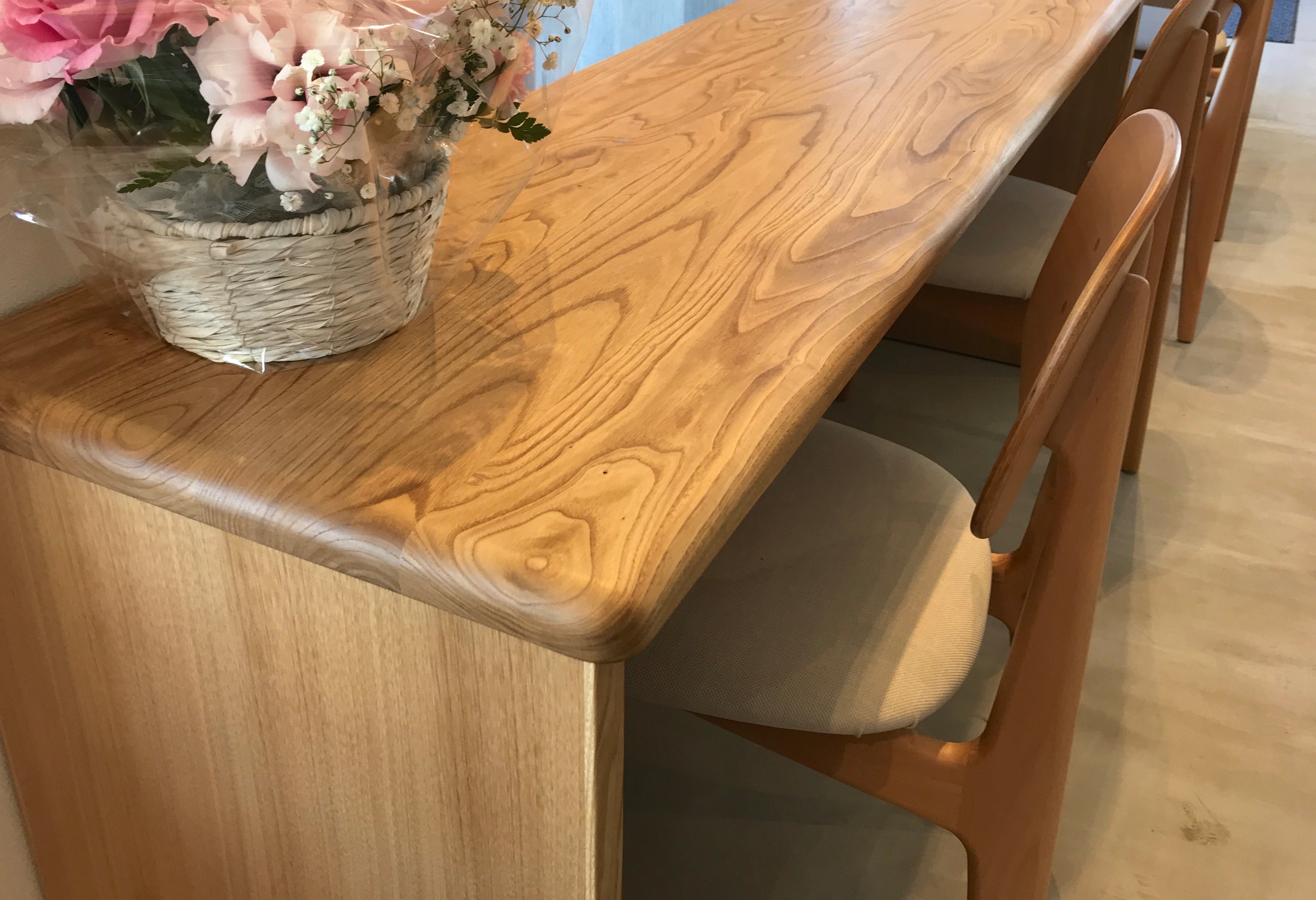 「茶の間」様。カウンター。角のアップ。オーダーメイド家具事例写真。