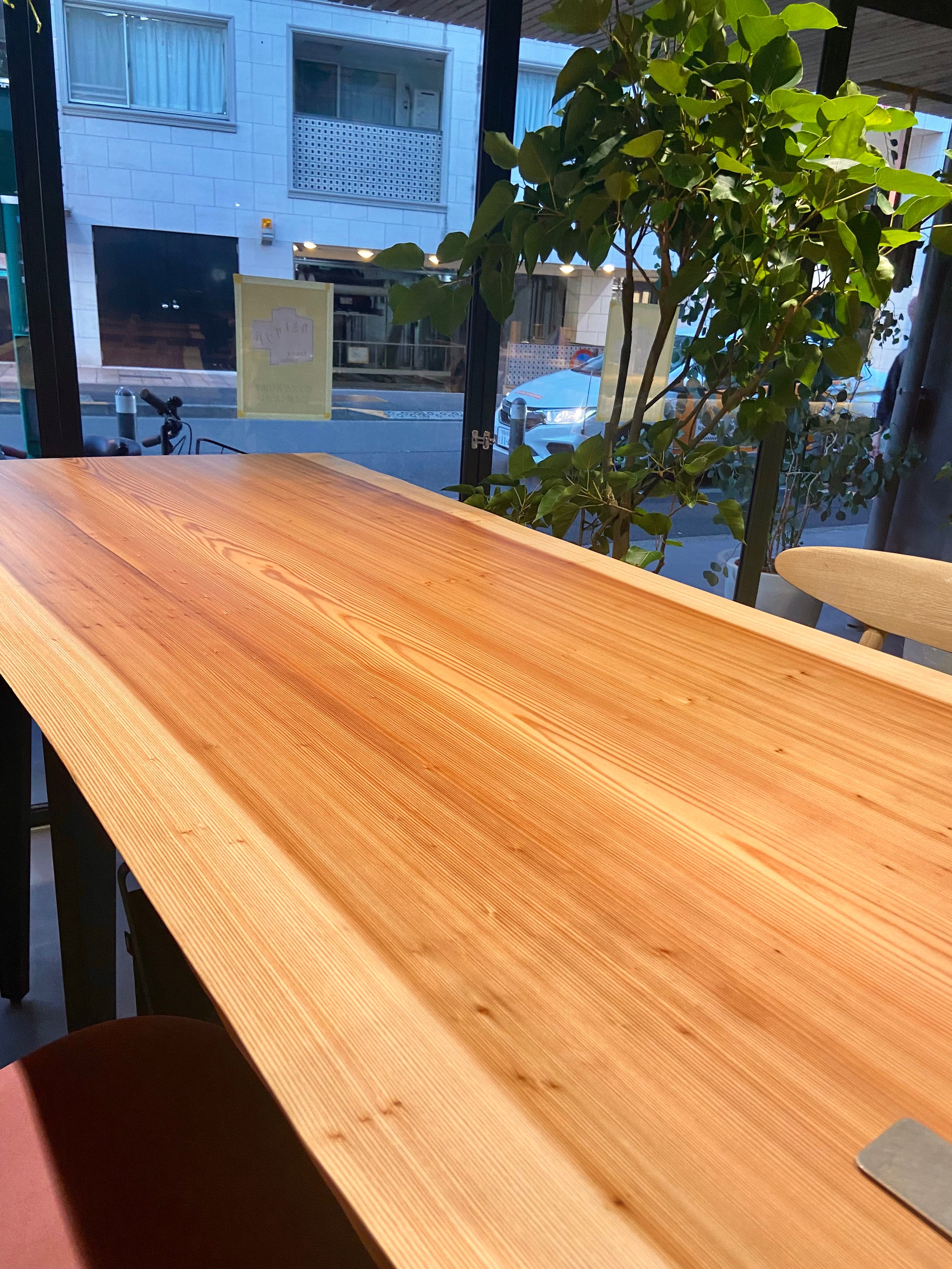 ダイニングテーブル。斜めからの木目アップ。スギ一枚板。SEIRYU CAFE。事例写真。