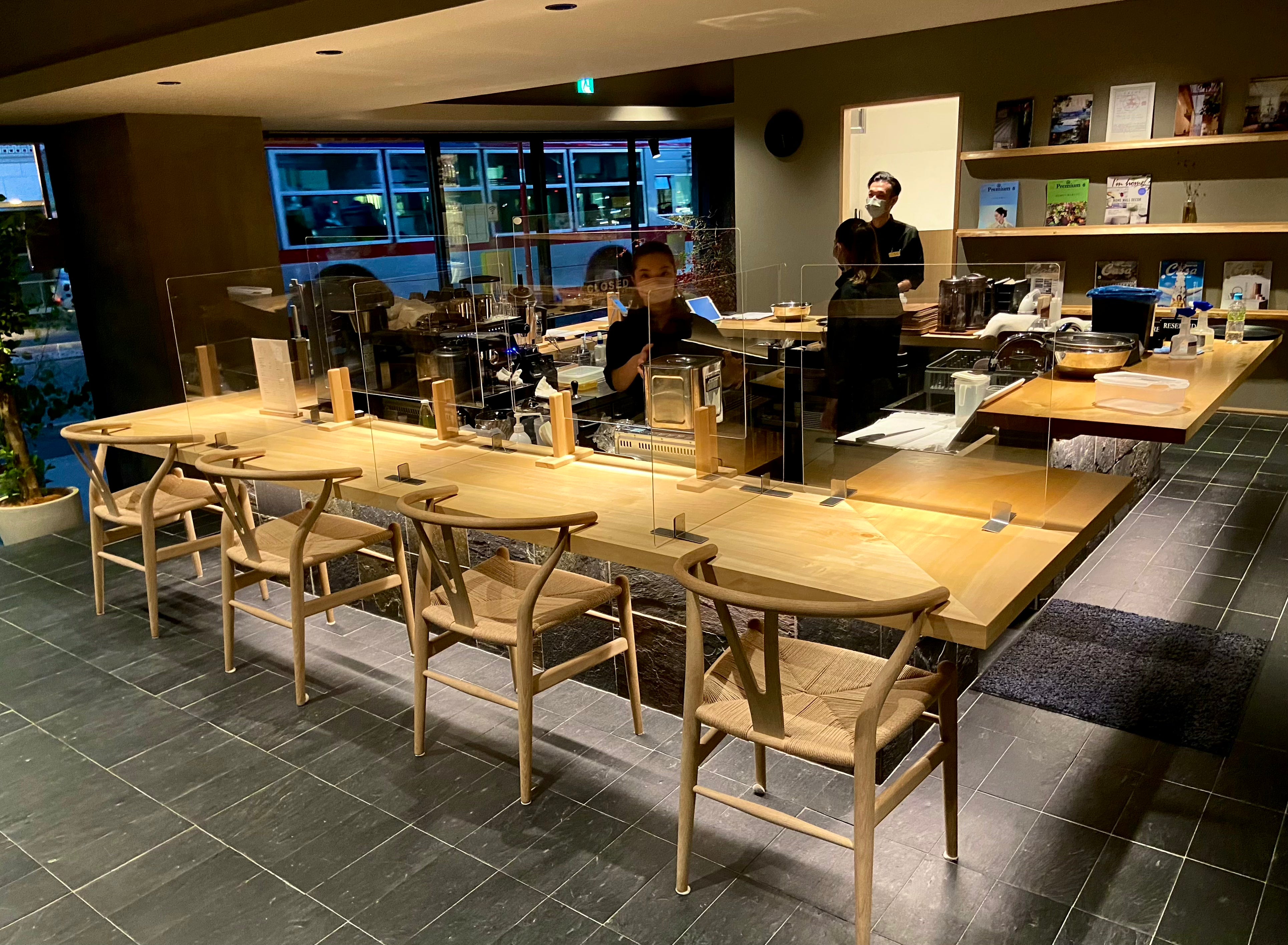 カウンターテーブル。チェアーセット。イチョウ一枚板。SEIRYU CAFE。事例写真。