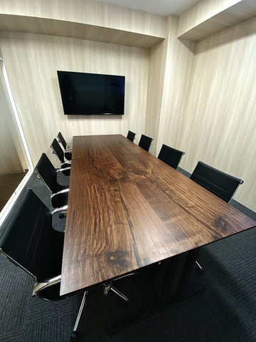 天秤モチーフ、ウォールナット材の会議室大テーブル