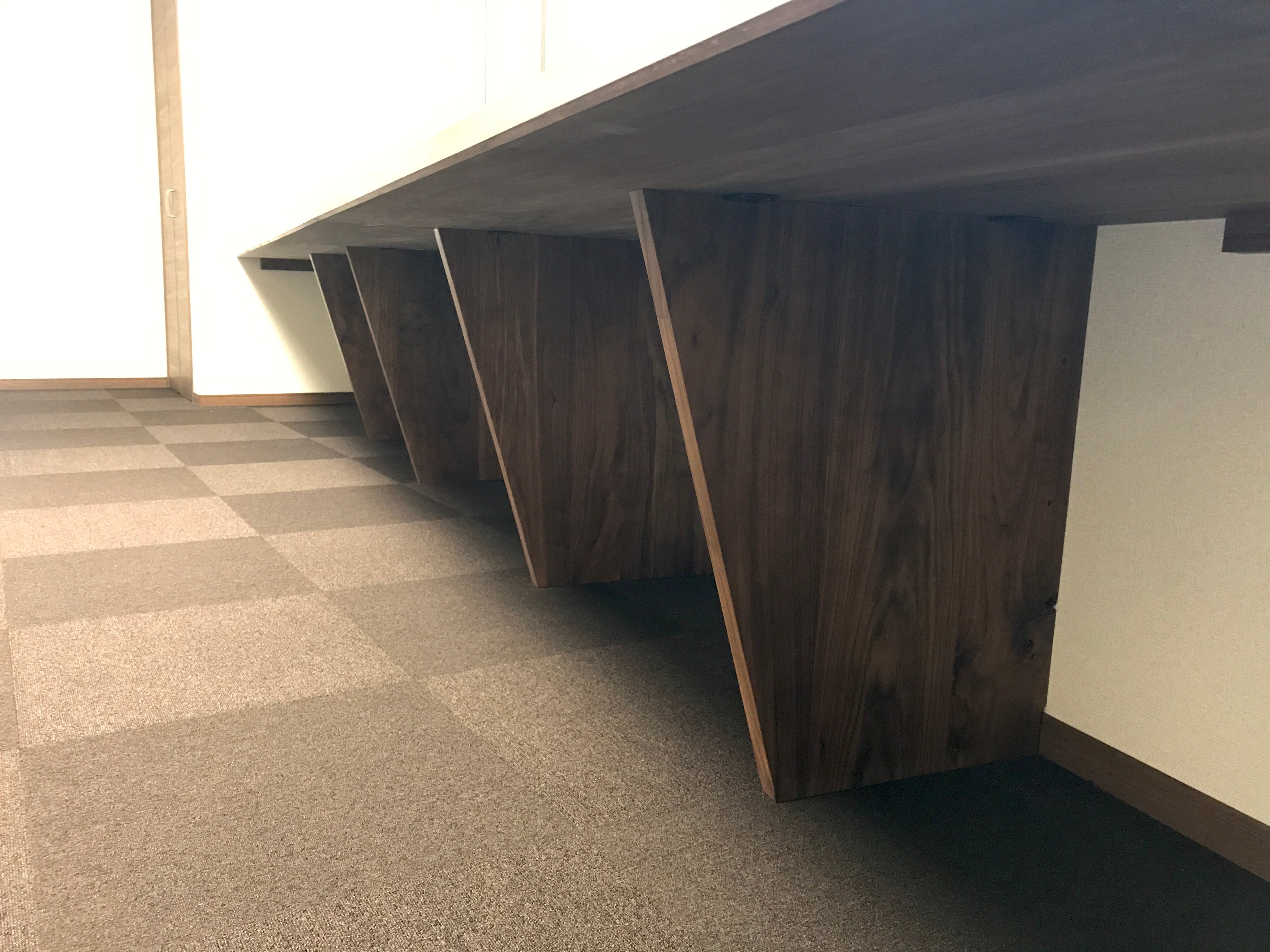 カウンターデスク。ウォールナット一枚板。脚部。オーダーメイド家具事例写真。