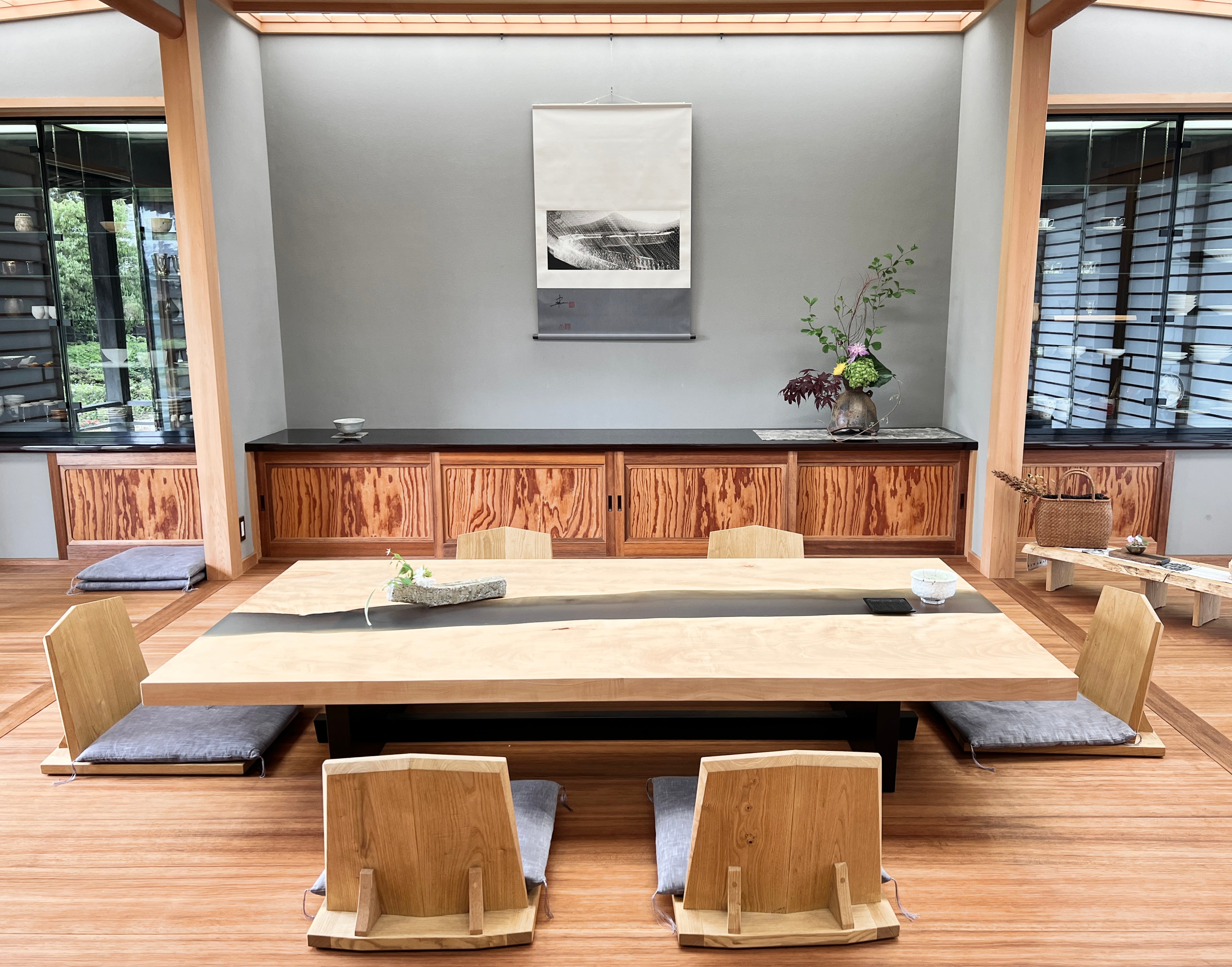 ローテーブル。レジンテーブル。全景。トチ一枚板。オーダーメイド家具事例写真。