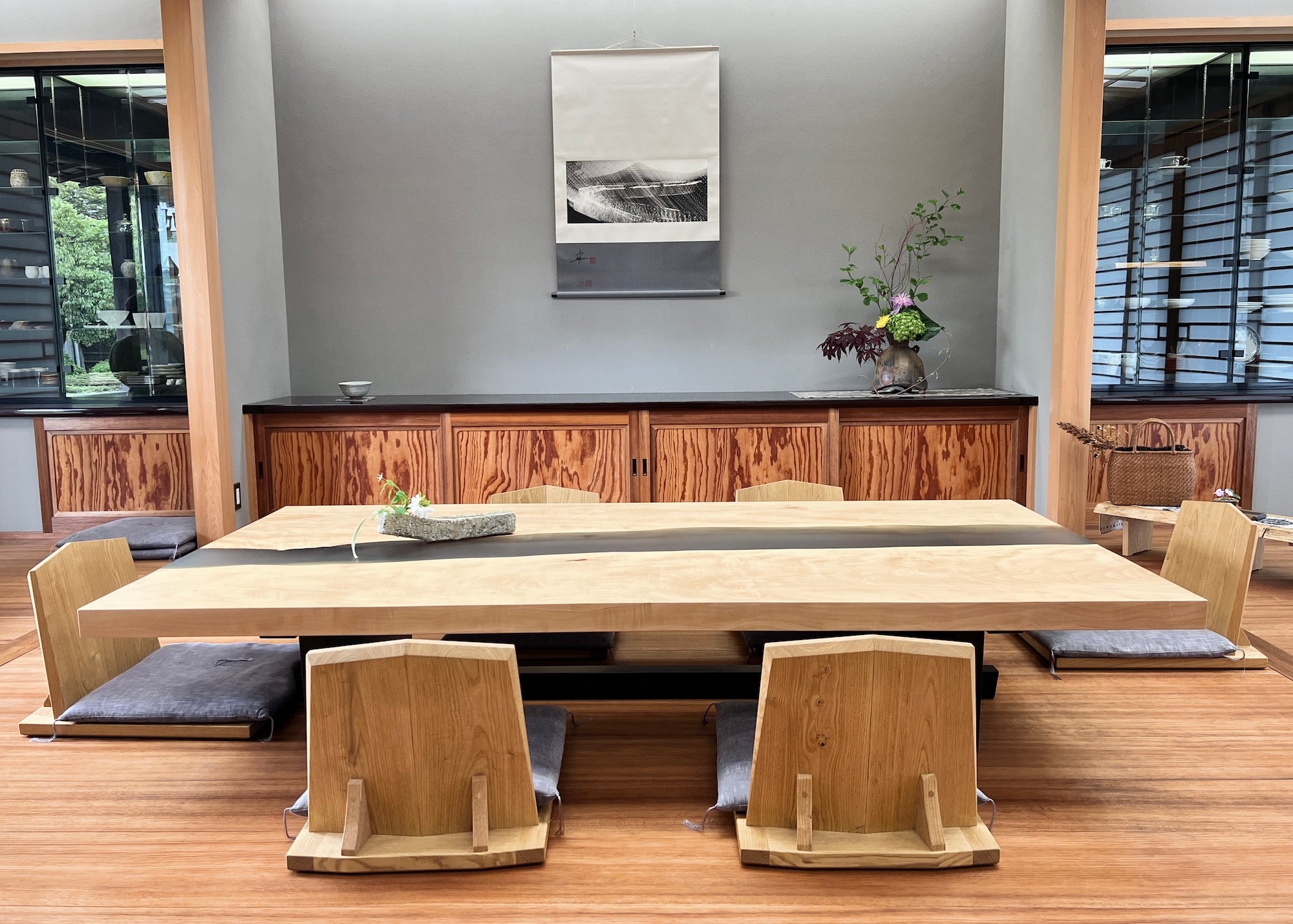 ローテーブル。レジンテーブル。全景3。トチ一枚板。オーダーメイド家具事例写真。