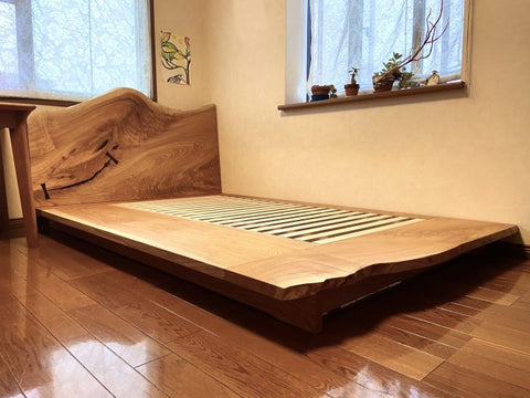 木の生命力に包まれる、ケヤキの一枚板ベッド