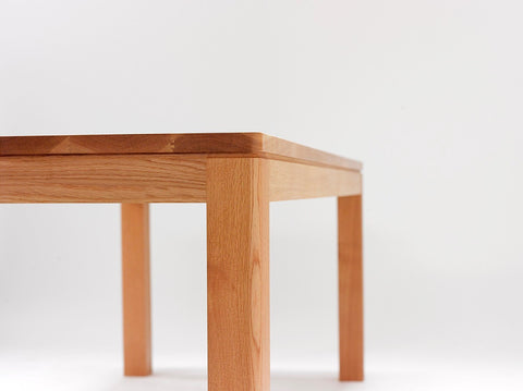 癒し空間に溶け込む、ミニマルデザインのナラ材テーブル