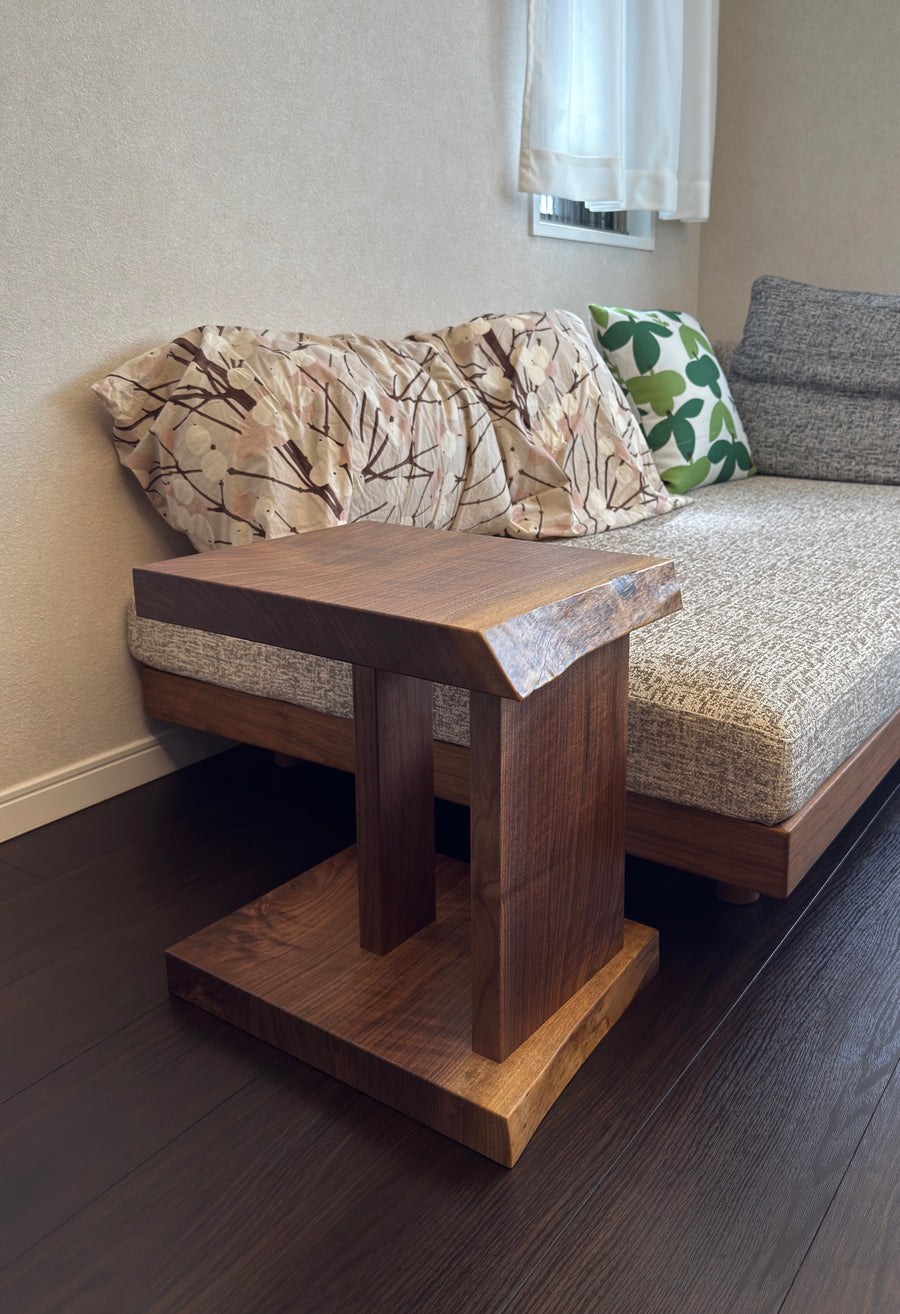 ウォールナット一枚板サイドテーブル。斜めアングル。オーダーメイド家具事例写真。