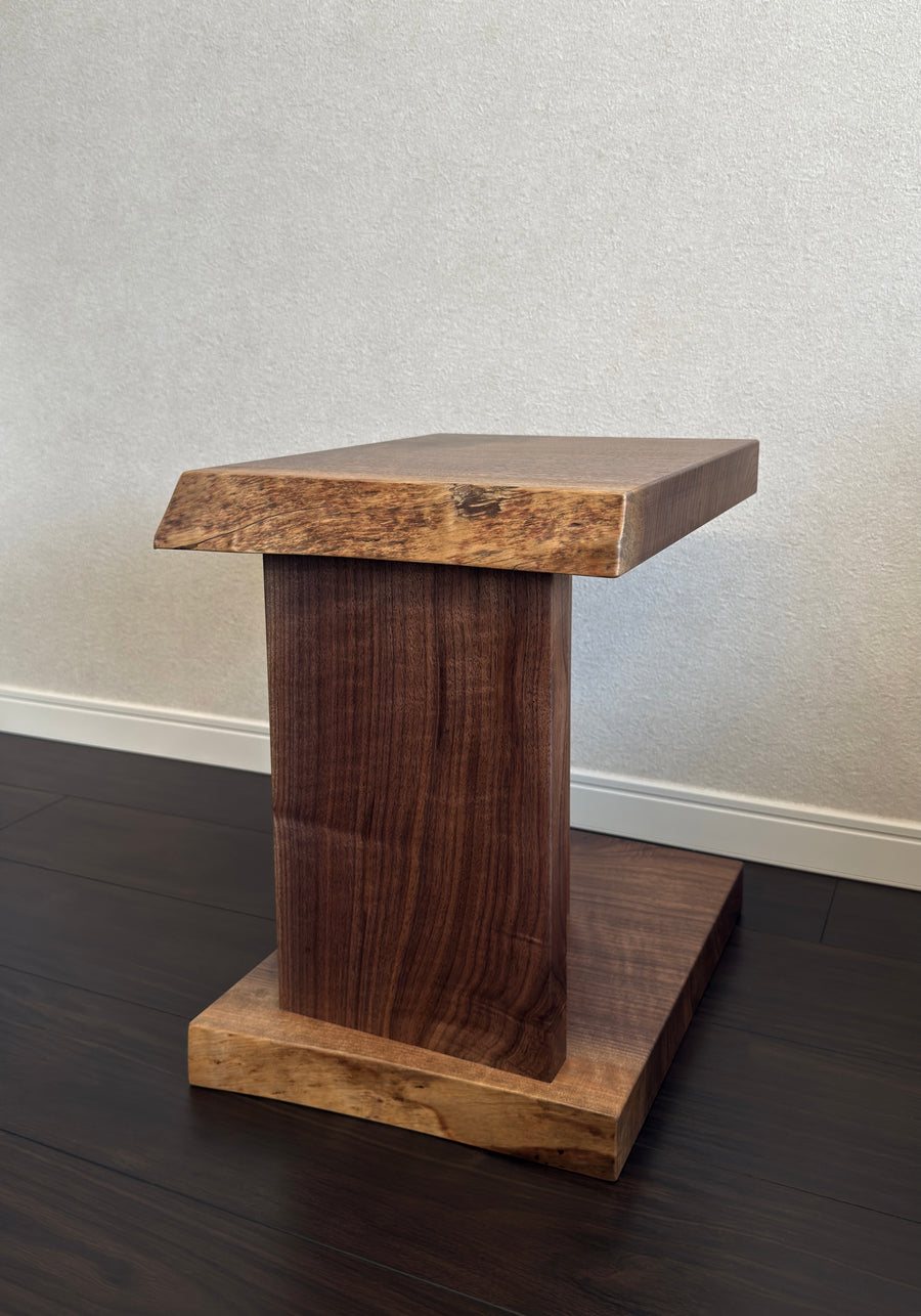 ウォールナット一枚板サイドテーブル。単体。オーダーメイド家具事例写真。