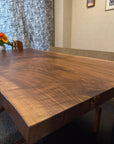 ウォールナット一枚板テーブル。天板アップ。オーダーメイド家具事例写真。