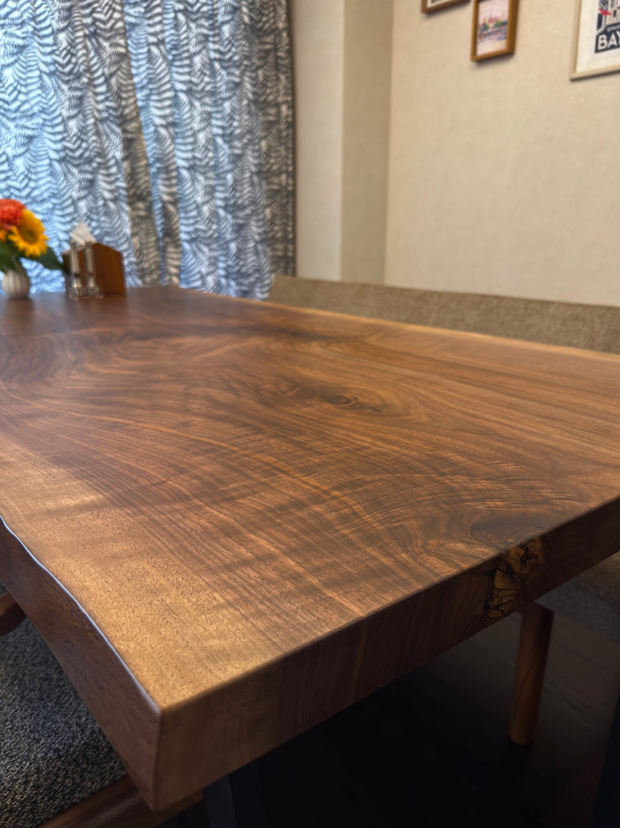ウォールナット一枚板テーブル。天板アップ。オーダーメイド家具事例写真。