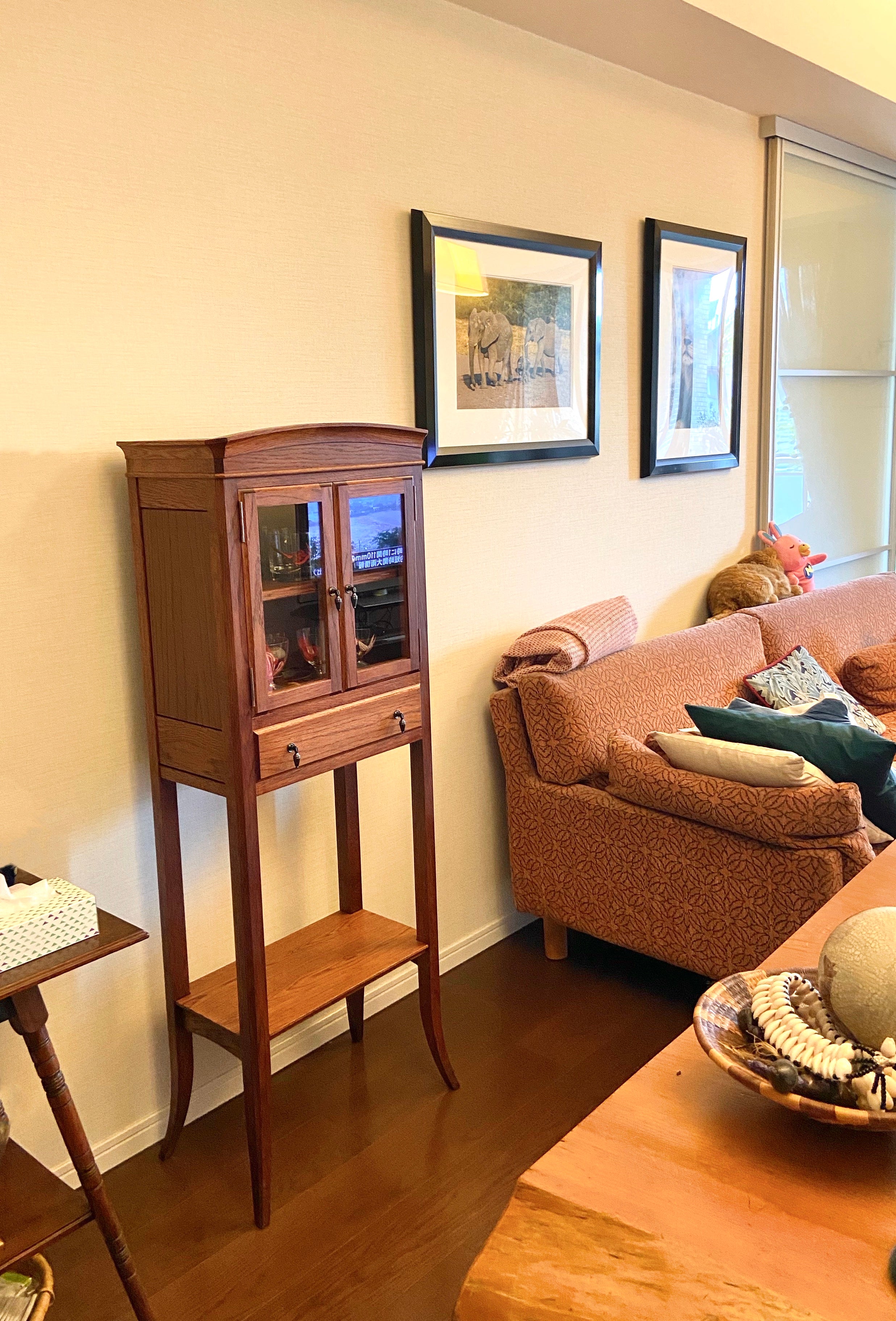 魅せる収納。アンティークデザインのディスプレイ棚