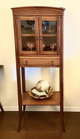 魅せる収納。アンティークデザインのディスプレイ棚