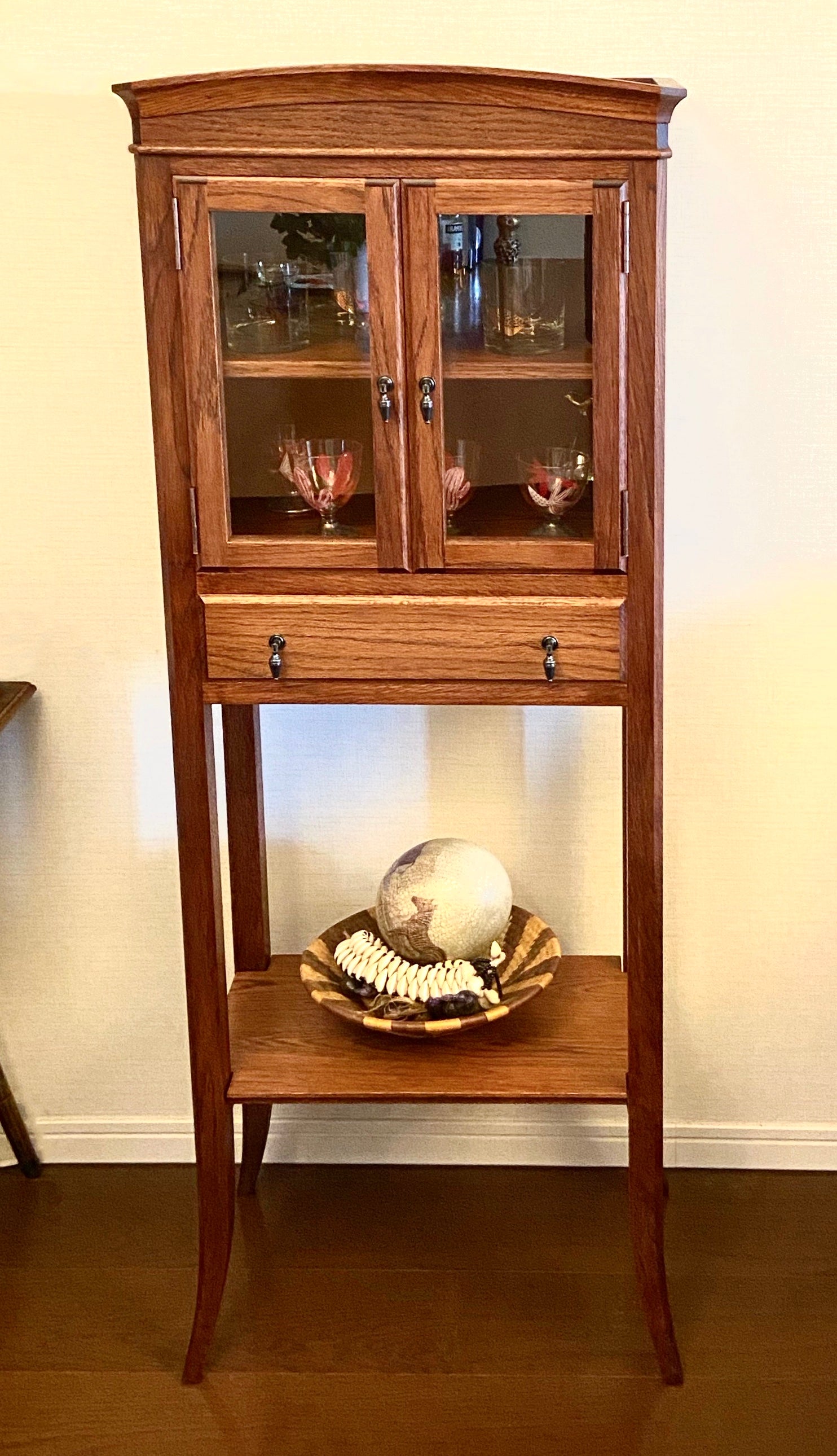 魅せる収納。アンティークデザインのディスプレイ棚