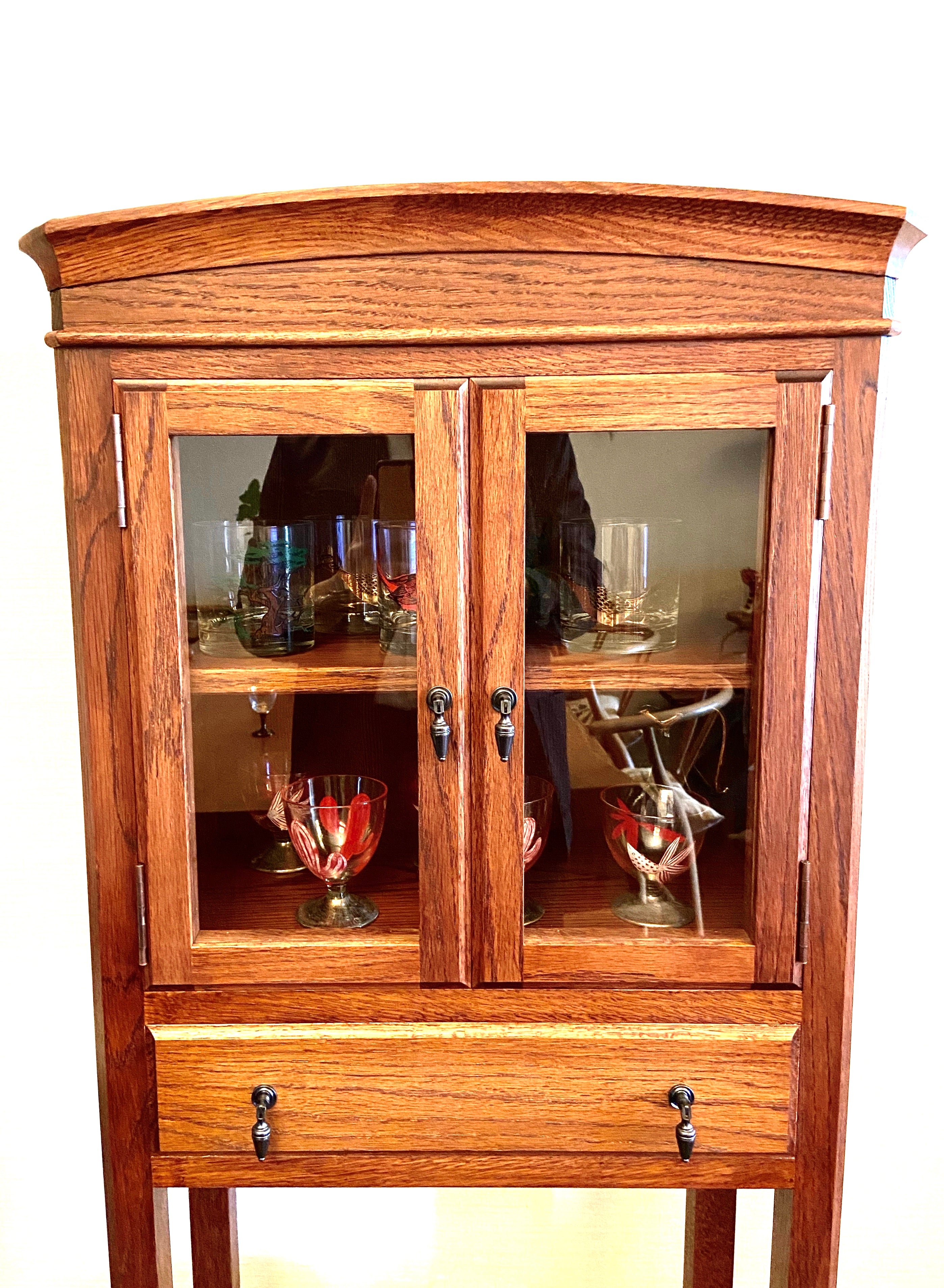 魅せる収納。アンティークデザインのディスプレイ棚